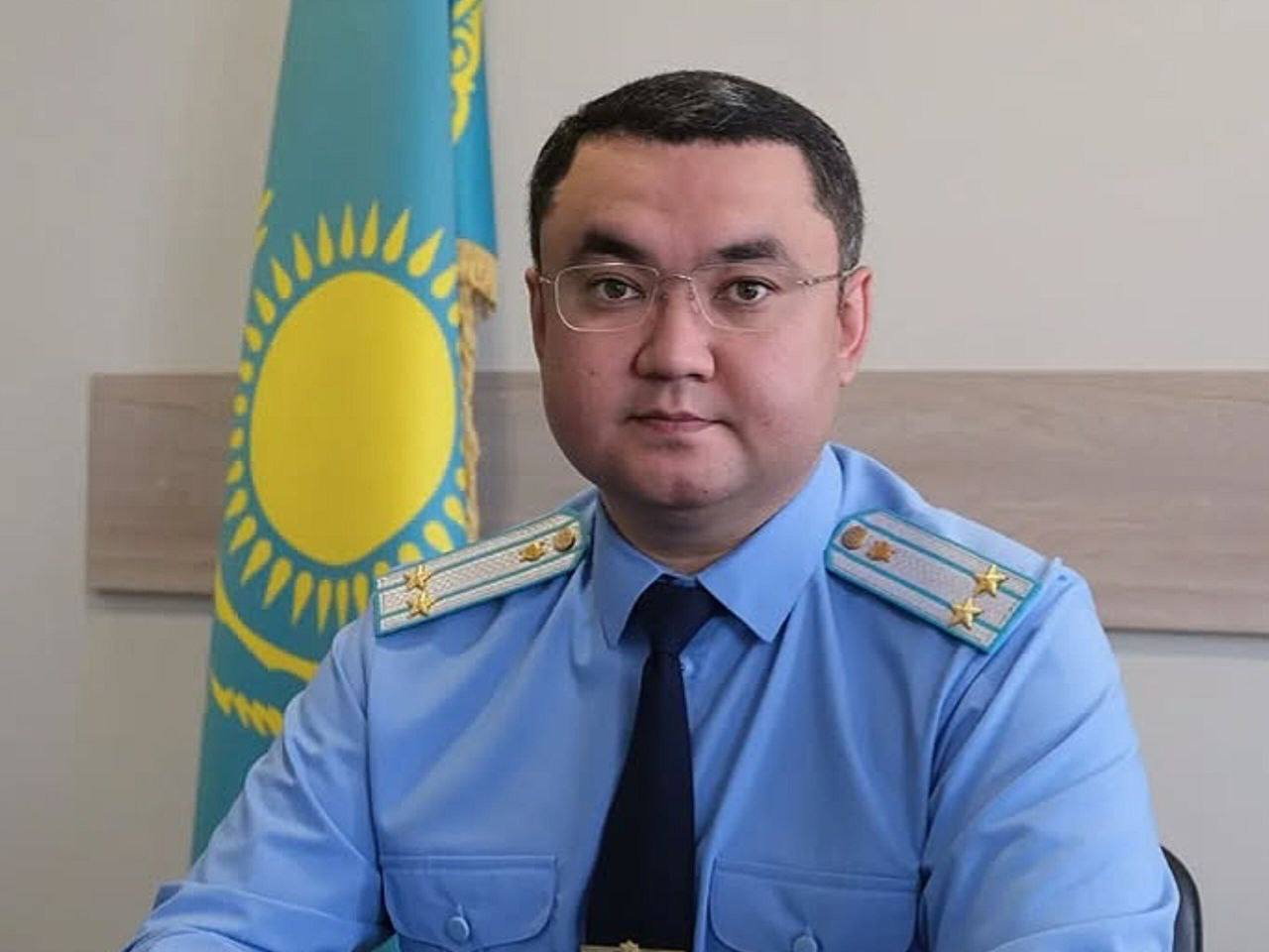 Прокурор Усть Каменогорска временно отстранен от должности В СМИ и социальных сетях распространилась информация о якобы возбуждении уголовного дела в отношении прокурора города Усть Каменогорска Тимура Чакпантаева передаёт Kazinform Его имя упоминается в связи с подозрениями в избиении подчинённых В полиции пока эту информацию не комментировали но в прокуратуре области признали что дело есть Но вину сотрудника нужно ещё доказать По официальным данным ведомства в отношении прокурора города проводится служебное расследование В соответствии с Законом Республики Казахстан О правоохранительной службе прокурор Усть Каменогорска временно отстранён от должности до принятия решения о его ответственности сообщили в областной прокуратуре В ведомстве также отметили что ранее по аналогичным обстоятельствам уже проводились проверки в отношении других сотрудников прокуратуры города Факты частично подтвердились и работники были привлечены к дисциплинарной ответственности за нарушение норм служебной этики  Ранее сообщалось что прокурора города Актау Ерболата Абдирова признали виновным в мелком хулиганстве Казинформ Подпишись на prokadrykz