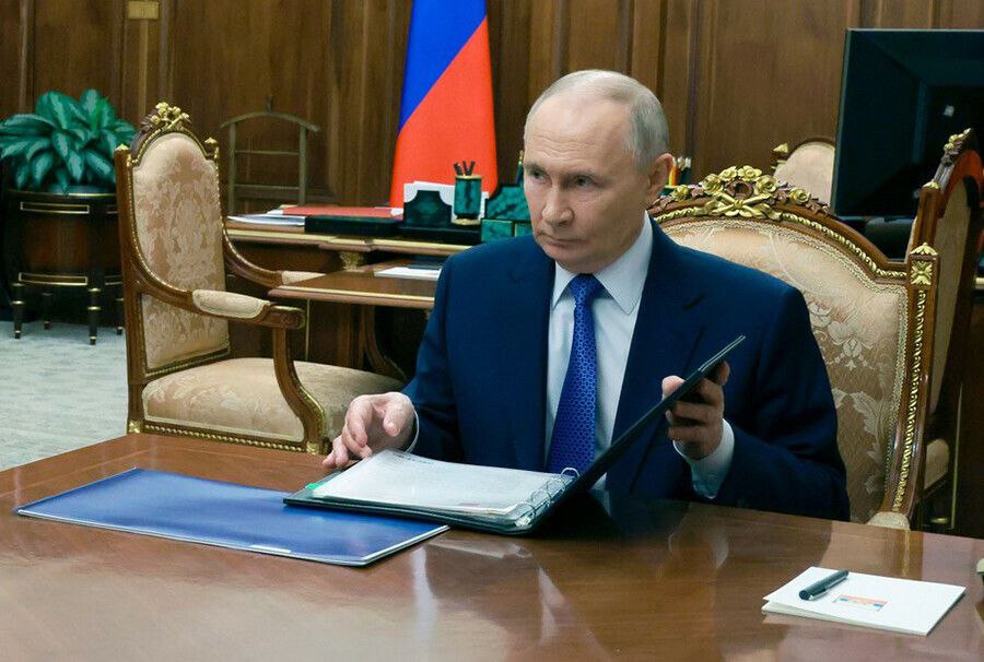 Владимир Путин на встрече с послами в Кремле выступит с речью по внешней политике Об этом сообщил пресс секретарь президента Дмитрий Песков Сегодня состоится церемония вручения верительных грамот в Большом Кремлевском дворце в Александровском зале как это традиционно бывает Как так же это бывает традиционно президент выступит перед прибывшими послами выступление будет посвящено основным внешнеполитическим вопросам заявил он Представитель Кремля назвал предстоящее мероприятие важным