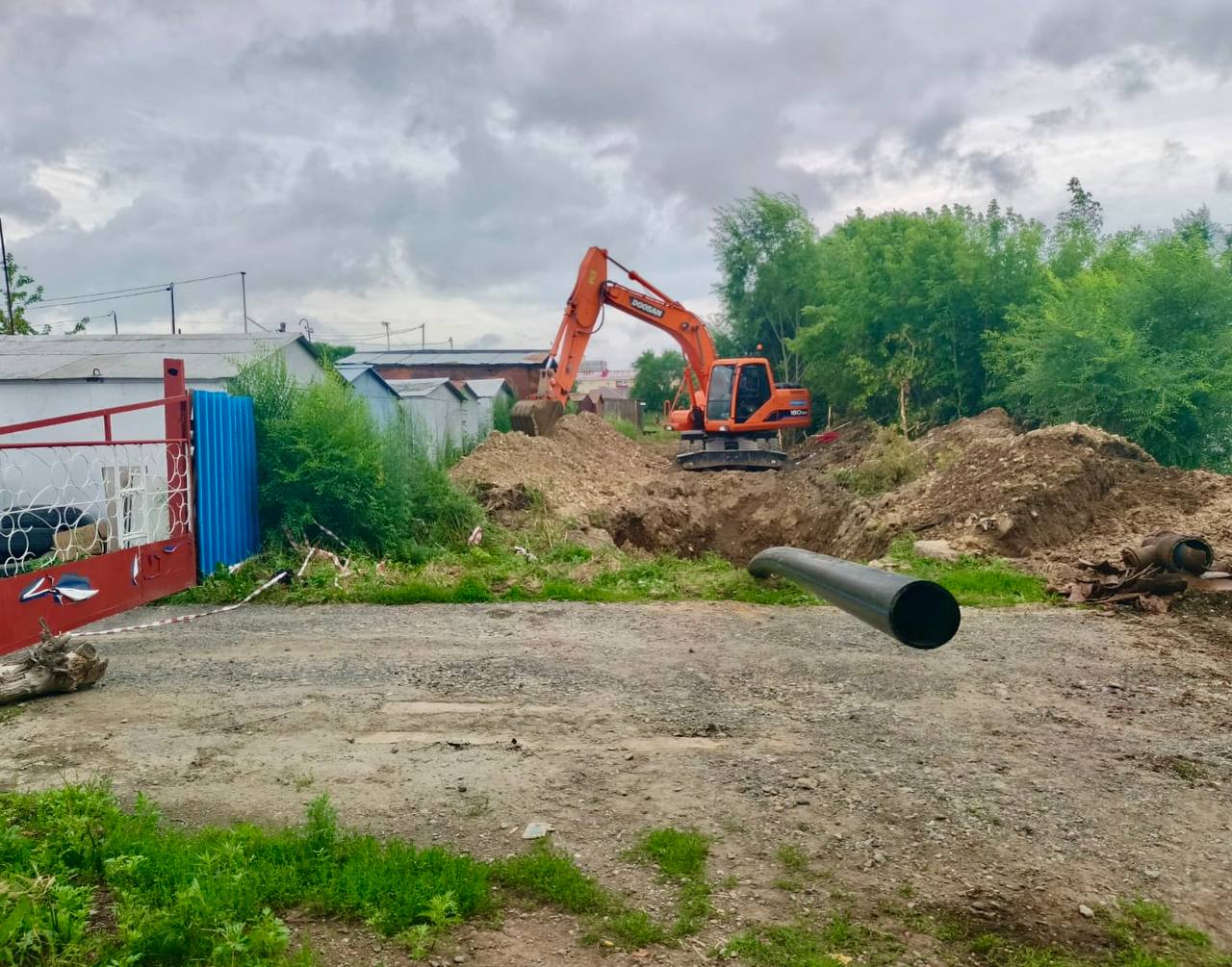 В Комсомольске-на-Амуре по иску прокуратуры МУП «Горводоканал» проведет работы по капитальному ремонту труб холодного водоснабжения Надзорным ведомством установлено, что с 2023 г. по 2025 г. в мкр. Попова и пос. Менделеева г. Комсомольска-на-Амуре произошло несколько аварийных ситуаций на сетях водоснабжения, что повлекло отключение холодной воды у жильцов многоквартирных домов. Проверка показала, что причинами коммунальных аварий стало ненадлежащее состояние трубопровода, непринятие мер к его своевременному ремонту со стороны ресурсоснабжающей организации. Прокуратура внесла руководителю МУП «Горводоканал» представление, а затем обратилась в суд с исковым заявлением о возложении на учреждение обязанности провести капитальный ремонт труб холодного водоснабжения в пос. Менделеева и мкр. Попова. Судом исковые требования прокурора удовлетворены, ресурсоснабжающая организация уже приступила к ремонтным работам. Ход проведения капитального ремонта труб находится на контроле надзорного ведомства.