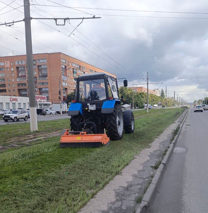 В Курске продолжаются работы по уборке дорог. Как рассказали в комитете ЖКХ, в них участвуют 69 человек и 47 единиц техники. Специализированные организации занимаются очисткой дорог, тротуаров, остановок общественного транспорта и прилегающих территорий. В ходе работ осуществляется сбор мусора, стрижка травы на прилегающих к дорогам территориях, а также удаляется пыль и грязь с проезжей части и тротуаров. Также специалисты ведут подготовительные работы по ямочному ремонту на улицах 2-й Щигровской и 2-й Рабочей