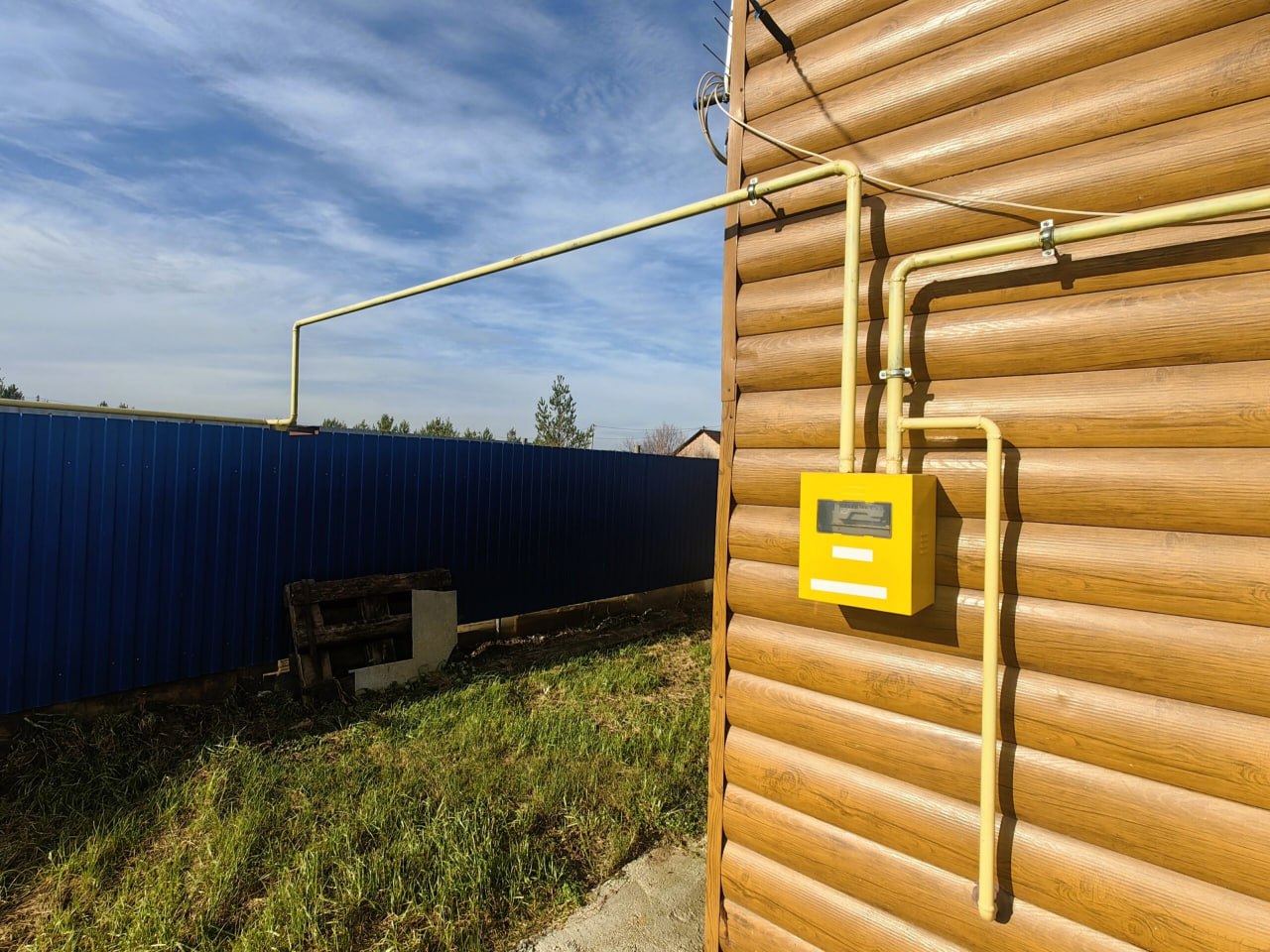 Газовые сети начнут строить в Ирбите Печеркино и деревне Уфа Шигири в 2026 году Реализация проектов социальной газификации это важная часть работы по повышению качества жизни жителей региона Мы не только создаем техническую возможность для подключения домовладений к природному газу но и стимулируем развитие инфраструктуры на территориях Новые объекты позволят сделать бытовые условия комфортнее а предприятиям повысить энергоэффективность и конкурентоспособность рассказал первый заместитель министра энергетики и ЖКХ Свердловской области Александр Соболев Всего за время действия программы социальной газификации инициированной Президентом России Владимиром Путиным в 2021 году на Среднем Урале построено более 20 5 тыс участков газопроводов общей протяженностью порядка 3 тыс километров Техническая возможность для подключения к сети создана для порядка 92 тыс домовладений По инициативе главы региона программа будет расширена В общей сложности в Свердловской области планируется обеспечить техническую возможность подключения к газу для почти 140 тыс частных домовладений Подробнее читайте на сайте Областной газеты Борис Ярков Областная газета Подписаться на ОГ Прислать новость Поддержать канал