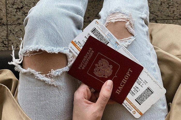 В России предложили снизить наценку на авиабилеты в праздничные дни Депутат Госдумы Яна Лантратова выступила с инициативой снизить наценку на авиабилеты в праздничные дни и направила соответствующее письмо в Минтранс Сообщают РИА Новости По ее мнению необходимо ввести мягкие регулирующие меры которые помогут уменьшить финансовую нагрузку на граждан в периоды государственных праздников В частности депутат предлагает установить предельный уровень наценки на авиабилеты в такие дни Кроме того Лантратова предлагает создать систему ценовых коридоров диапазонов допустимых цен при бронировании билетов на праздничные даты Это позволит контролировать отклонения от средней стоимости перелетов Также парламентарий считает что стоит стимулировать раннее бронирование например предоставлять пассажирам выгодные условия при покупке билетов за 30 45 дней до вылета uralweb ru