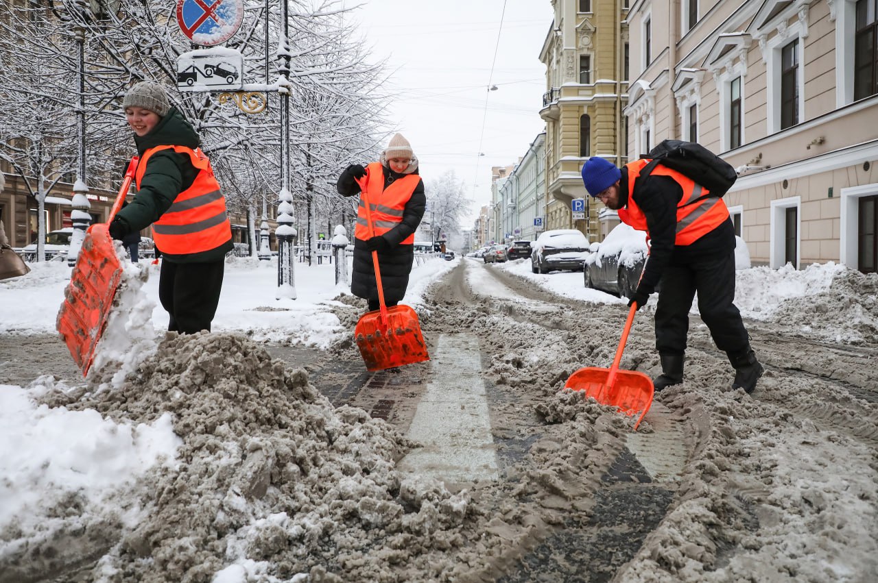 Петербургские службы благоустройства все праздники будут трудиться в усиленном режиме  Коммунальные службы Петербурга продолжают чистить улицы, площади, набережные, проспекты и природные территории. Об этом рассказали в пресс-службе Смольного.  "Перед городскими коммунальными службами поставлена задача – не прекращать работу ни на минуту. Предприятия комитета по благоустройству продолжат поддерживать чистоту и порядок на улицах, во дворах, в парках и скверах Северной столицы. Важно сделать все, чтобы жители города и туристы провели новогодние праздники в комфортных условиях", – отметил губернатор Александр Беглов.  В ночь с 31 декабря на 1 января и до конца выходных дней на улицах и площадях Северной столице будут дежурить техника и специалисты.