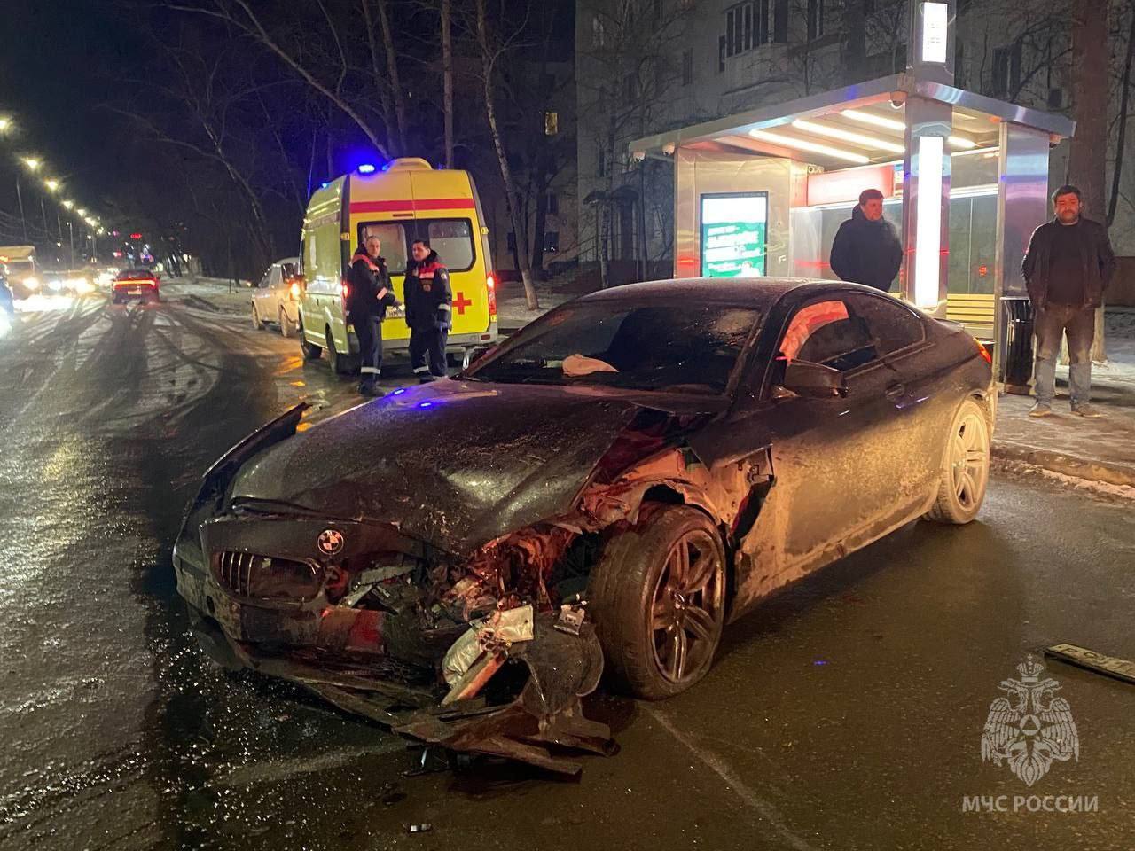 Фотографии с места аварии на улице Светлоярской — там столкнулись четыре автомобиля.  Нескольких человек спасатели деблокировали из покареженных транспортных средств.   Подпишись \ Предложи новост