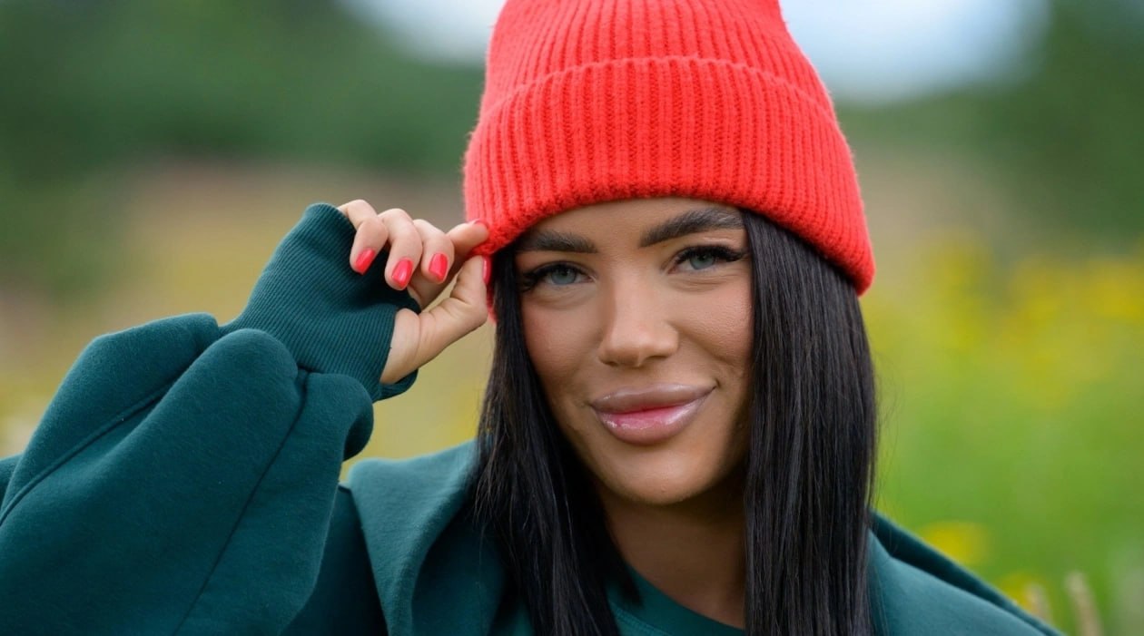 Блогера из Приморья осудили в Москве за фото букета с запрещенной символикой Столичный суд привлек к административной ответственности 23 летнюю певицу и блогера Олесю Рожкову из Приморья Девушка признана виновной в пропаганде запрещенной символики в своих соцсетях Суд установил что 23 летняя Рожкова в своем телеграм канале 18 имеющем более 146 тысяч подписчиков и на странице в социальной сети ВКонтакте 12 разместила символику международного общественного движения Арестантское уголовное единство АУЕ говорится в Телеграм канале Суды общей юрисдикции города Москвы 18 На размещенной публикации была изображена корзина с цветами которые формировали запрещенную символику А рядом также стоял автомобиль с соответствующими буквенными инициалами В качестве меры наказания суд избрал административный арест сроком на 10 суток Решение уже вступило в законную силу деятельность организации запрещена на территории РФ Фото пресс служба ООО ГПМ СПБ   PrimaMedia в       подпишись 18