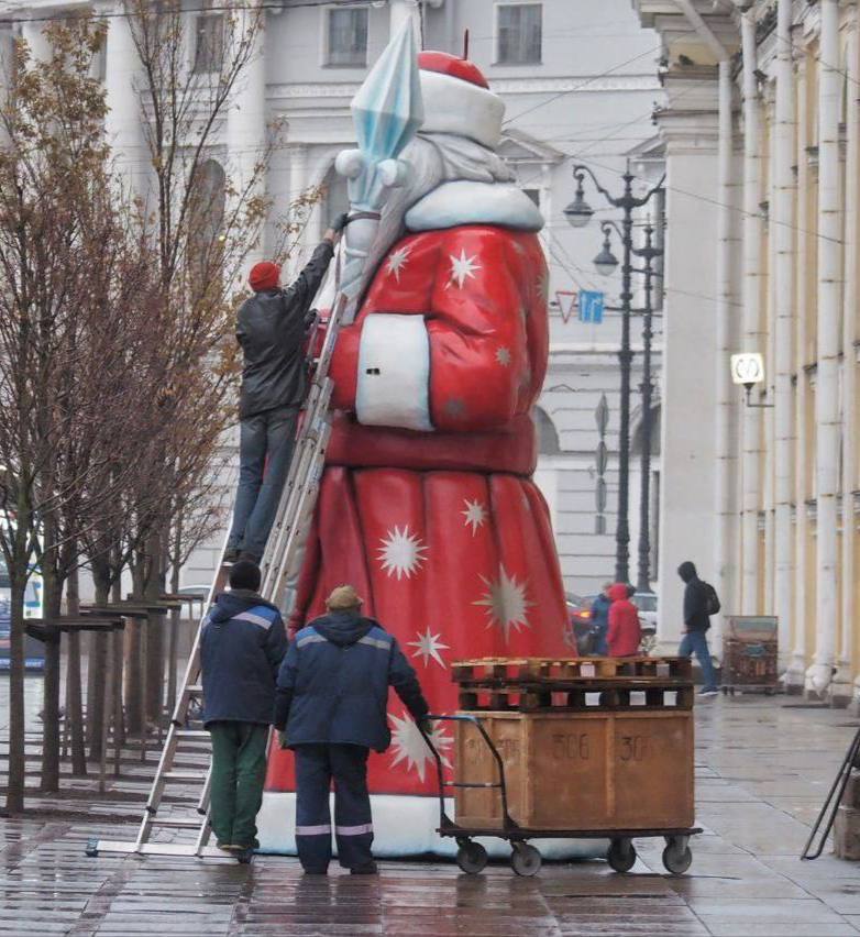 Дед Мороз в Петербурге  Рядом с Гостиным двором, появился настоящий символ новогодних праздников— огромный Дед Мороз! До наступления Нового года осталось 50 дней, а атмосфера праздника уже начинает витать в воздухе.  ФЛЭШ ПИТЕР   ПРЕДЛОЖКА