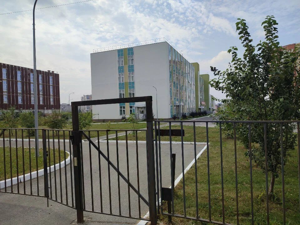 В одной из школ Перми дети заболели гепатитом Гепатит А нашли у двух учеников школы Свердловского района Расследование случаев взяла на контроль прокуратура Речь идет о школе 42 По данным SHOT оба заболевших из одной семьи Предварительная причина заражения некипячёная вода которую пили дети В учебном заведении уже проведена санитарная обработка помещений Роспотребнадзор проводит необходимые противоэпидемиологические мероприятия При наличии оснований будут приняты меры реагирования       Подписаться на Properm ru