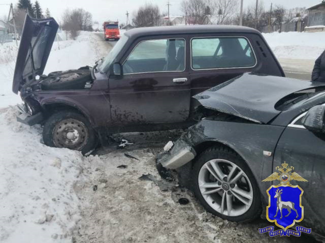 В Сергиевском районе Самарской области произошло ДТП с участием двух автомобилей Есть пострадавшая Как сообщили в ГУ МВД России по региону в 12 45 14 февраля 74 летний мужчина управляя LADA 212140 двигался по улице Г Михайловского в направлении дороги Сергиевск Чекалино Большая Чесноковка Русская Селитьба И на 1 км не уступил дорогу транспортному средству пользующемуся преимуществом проезда перекрестков и столкнулся с Opel Insignia под управлением 32 летней женщины По данным полиции иномарка ехала на дороге Сергиевск Чекалино Большая Чесноковка Русская Селитьба в направлении улицы Михайловского Водителя иномарки госпитализировали с места аварии Фото ГУ МВД России по Самарской области