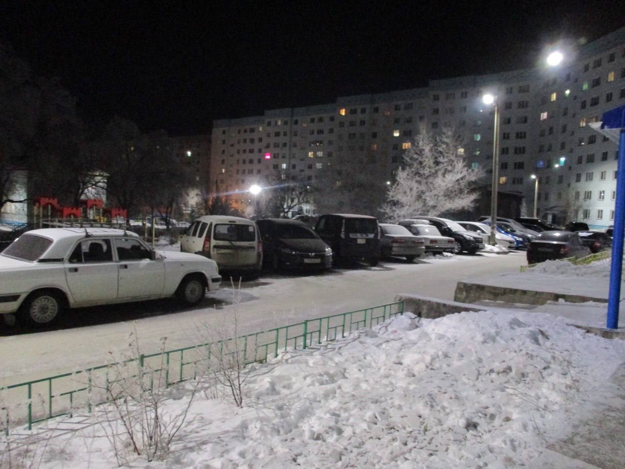 1 2 3 4 5 6 7 К 6 годам колонии суд приговорил жителя Железногорска за похищение женщины и грабеж Поздним январским вечером 2024 г. 46-летняя жительница Сосновоборска возвращалась домой, даже не подозревая, что в считанных шагах от своего порога окажется в руках похитителей. У подъезда рядом с ней резко остановился автомобиль, из которого вышли двое мужчин. Ложь прозвучала как приговор: они представились сотрудниками полиции, а затем, не дав опомниться, силой затолкали женщину в машину. Выехав за город, «стражи порядка» вдруг сменили тон. Угрожая, они потребовали пароль от телефона. Женщина, понимая, что сопротивление может быть опасно, исполнила желание агрессора. В считанные секунды с её банковского счета исчезли все деньги — 32,5 тыс. руб., а из сумки пропали 15 тыс. руб. «наличными». Лишь после этого, убедившись, что больше взять нечего, мужчины отпустили свою жертву. Расследование привело правоохранителей к одному из участников преступления — жителю Железногорска. Суд признал его виновным в похищении человека и грабеже п.п. «а», «з» ч. 2 ст. 126, п. «а», «г» ч. 2 ст. 161 УК РФ и с учётом позиции прокурора приговорил к 6 годам колонии строгого режима. Уголовное дело в отношении второго фигуранта приостановлено. Сайт Тelegram ВК