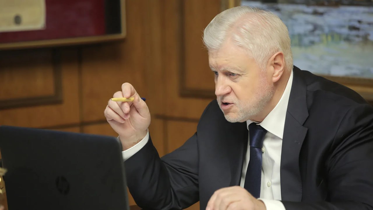 Сергей Миронов предложил повысить налоги для богатых банков и владельцев сверхприбылей заявив что санкции не мешают российским олигархам а лишь усиливают их позиции По его словам Запад использует их как союзников чтобы поставить Россию на колени тогда как промышленность с низкой рентабельностью тонет Миронов призвал пересмотреть кредитно денежную политику и налоговую систему чтобы переложить нагрузку с производства на потребление и заставить богачей делиться с народом jkinvest news jkinvest