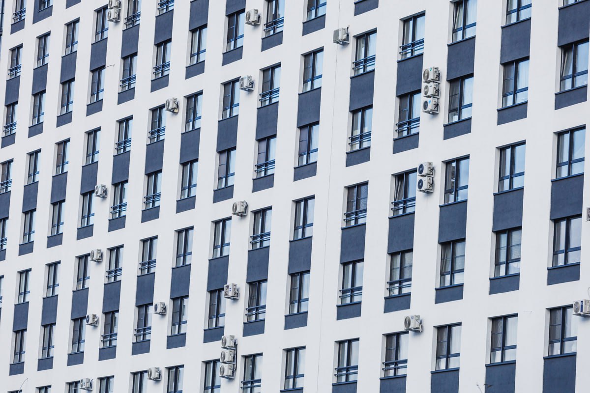 Магнитогорск вошел в число лидеров страны по росту цен на жилье Рынок новостроек в России в этом году продолжил рост хотя его темпы замедлились Средняя цена квадратного метра по 70 крупным городам выросла на 10 3 достигнув 156102 рублей Это самый низкий показатель за последние шесть лет Среди городов с самым значительным подорожанием выделяется Магнитогорск Стоимость квадрата в новостройках города выросла на 32 5 до 105564 рублей что сделало его вторым в общероссийском рейтинге после Грозного Средняя цена квартиры в Магнитогорске увеличилась ещё заметнее на 37 1 составив 5 65 млн рублей Более серьезная динамика на лот лишь в Чебоксарах где показатель роста составил 39 4 до 8918010 р Челябинск также показал значительный рост хотя и менее резкий Цена за квадратный метр в городе поднялась на 12 2 до 159649 рублей Средняя стоимость квартиры в новостройках увеличилась на 17 приблизившись к 8 68 млн рублей По данным портала Мир квартиры в целом рост цен зафиксирован в 66 из 70 исследованных городов Помимо южноуральских городов в число лидеров по подорожанию вошли Курск Владикавказ и Нижний Тагил Снижение цен отмечено лишь в нескольких городах России Автор фото Александр Файрузов Челябинск Сегодня eugenejut