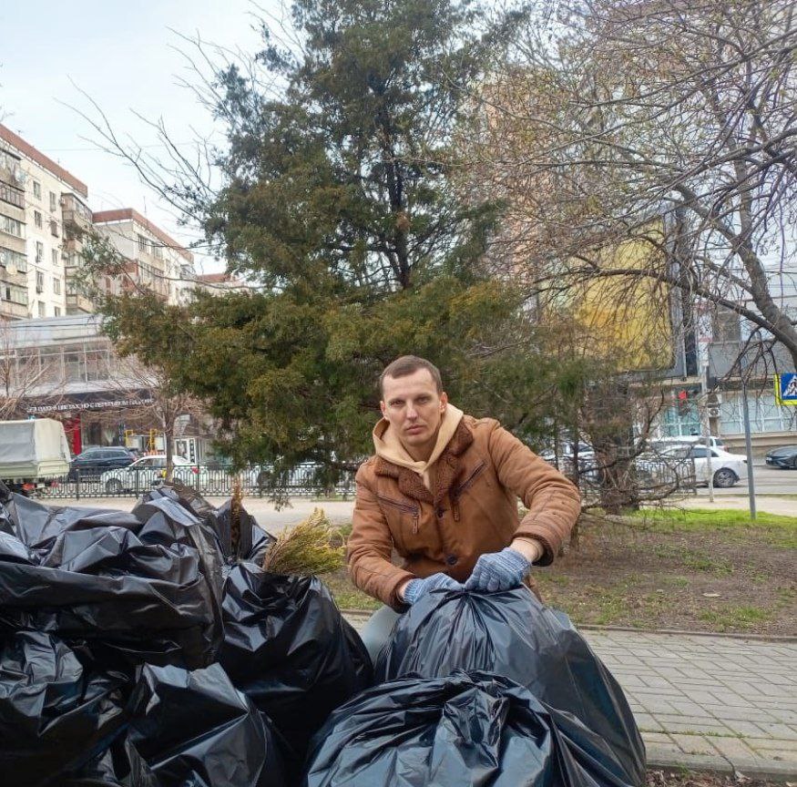 В Центральном районе стартовал двухмесячник по наведению санитарного порядка.  Сегодня, 15 марта, в Центральном внутригородском районе начался двухмесячник по наведению санитарного порядка. В мероприятии приняли участие активные жители города, сотрудники администрации Центрального района, а также сотрудники организаций, закреплённых за районом.  В ходе субботника была убрана зелёная территория, покрашены дорожные ограждения и приведены в порядок детские и спортивные площадки. Для всех присутствующих была организована оздоровительная зарядка, а также предложены горячий чай и вкусные пирожки.  Мероприятие прошло в дружеской и активной атмосфере, объединив жителей района в стремлении сделать город чище и уютнее.  #ЦентральныйРайонНовороссийскГородГерой  #ЧистыйГород #ЧистаяСтрана #НачнисСебя #Новороссийск