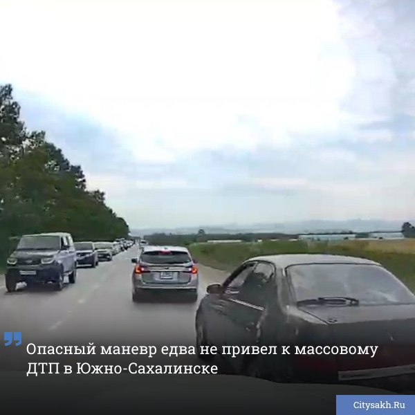Опасная ситуация на дороге попала в объектив видеорегистратора бдительного читателя Citysakh.ru. На пересечении улиц Железнодорожной и Фархутдинова водитель автомобиля «Тойота Корона» создал аварийную ситуацию.