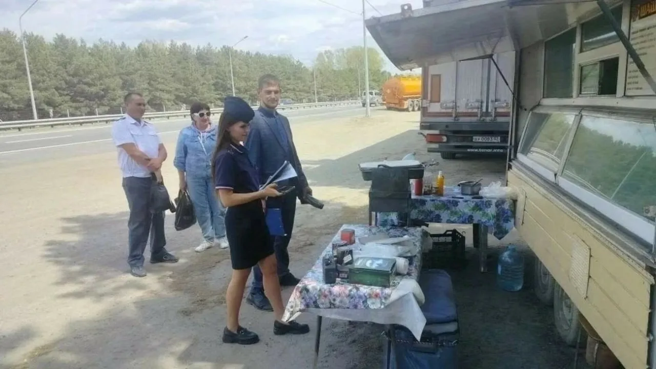 В Барнауле в начале мая выявили несколько точек незаконной торговли продуктами питания Во время рейдов чиновники и полицейские обнаружили продажу шашлыка в антисанитарных условиях и стихийную торговлю ягодами прямо с автомобилей 6 мая на Правобережном тракте проверяющие выявили две точки продажи шашлыка где продукцию готовили и реализовывали в антисанитарных условиях Кроме того у продавцов отсутствовали документы подтверждающие безопасность товара Еще один факт незаконной торговли зафиксировали на парковке возле дома 58 на проспекте Красноармейском где с автомобилей продавали ягоды По результатам рейда в отношении нарушителей были приняты следующие меры составлены протоколы по статьям 14 1 и 11 21 КоАП РФ изъяты орудия правонарушения мангалы выданы требования об уничтожении продукции без документов составлены протоколы по статье 68 2 закона Алтайского края 46 ЗС сообщили в администрации В мэрии также напомнили что с 13 апреля 2026 года в регионе увеличили штрафы за несанкционированную торговлю За первое нарушение теперь предусмотрено предупреждение или штраф от двух до пяти тысяч рублей а за повторное от пяти до десяти тысяч рублей Контроль за ситуацией продолжает комитет по развитию предпринимательства потребительскому рынку и вопросам труда администрации Барнаула Фото barnaul org