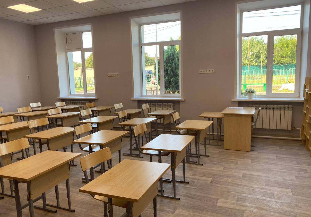 В школах региона планируется создание Управляющих советов, куда войдут успешные выпускники Их цель — поддержка учреждений образования. — Передо мной сейчас депутаты, главы, представители бизнеса, руководители предприятий. Большинство — коренные куряне, и каждый закончил школу. Уверен, что каждому из Вас небезразлично, как живет Ваша родная школа. Если в каждой школе появится Управляющий совет, в который войдут успешные выпускники, уверен, жизнь школ улучшится. Рассчитываю, что Вы примете участие в этом проекте, — отметил Александр Хинштейн. Вести-Курск. Только проверенная информация Прислать новость