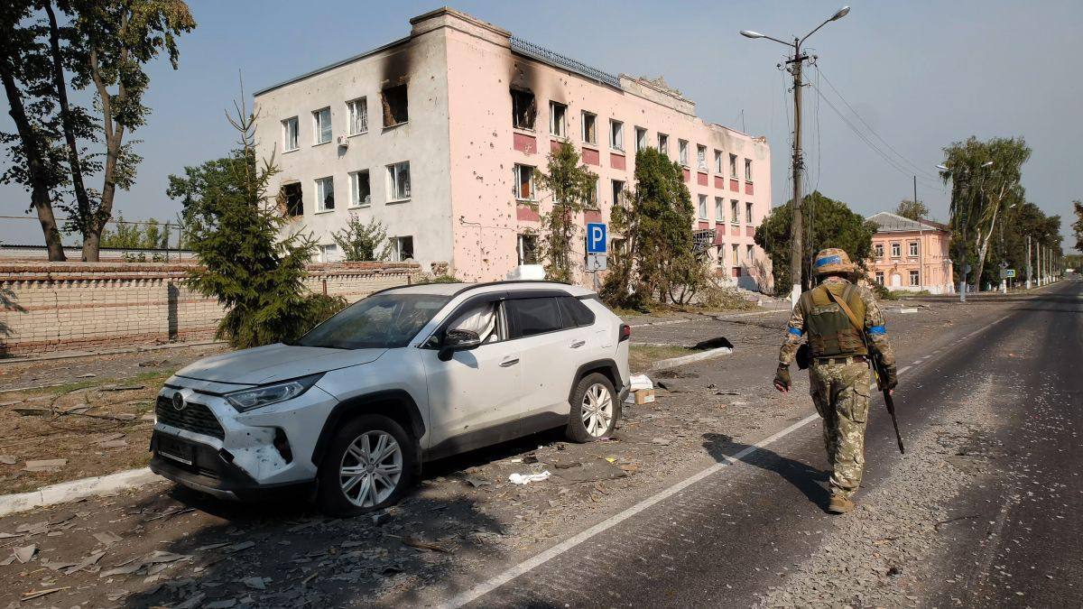 Курские власти засекретили список населенных пунктов, пострадавших от обстрелов ВСУ   Обмудсмен Курской области Владимир Фирсов заявил, что к нему обращаются жители населенных пунктов, которые подверглись или подвергаются обстрелам со стороны ВСУ, по вопросам предоставления выплат на приобретение жилья. Фирсов запросил перечень поселений, жители которых имеют права на жилищные сертификаты, у председателя правительства области Алексея Дедова. Однако тот его предоставить отказался — в связи с тем, что документ носит гриф «для служебного пользования».   Затем отказался предоставлять список и бывший губернатор области Смирнов — на основании того, что эта информация якобы «касается деятельности Администрации Курской области».   Считаю, что поскольку данный перечень населенных пунктов непосредственно затрагивает вопросы реализации конституционных прав граждан, он должен быть не только предоставлен мне в целях осуществления возложенных на меня полномочий, но и быть в открытом доступе для всех вынужденно покинувших приграничье граждан. Если бы это было сделано жители Курской области не обращались бы в Администрацию Президента РФ с жалобами — написал он во «ВКонтакте».   Фирсов добавил, что обратился в прокуратуру с просьбой проверить действия властей.    Ранее сообщалось, что заявления на получение жилищных сертификатов подали около 24 тысяч человек. До этого глава Курской области Смирнов выдал первые два сертификата женам военных. Это произошло после акций протеста. Перед этим власти заявляли, что не будут выдавать жилищные сертификаты, объяснив это тем, что это приведет к оттоку трудового населения.     Подписаться   Прислать новость