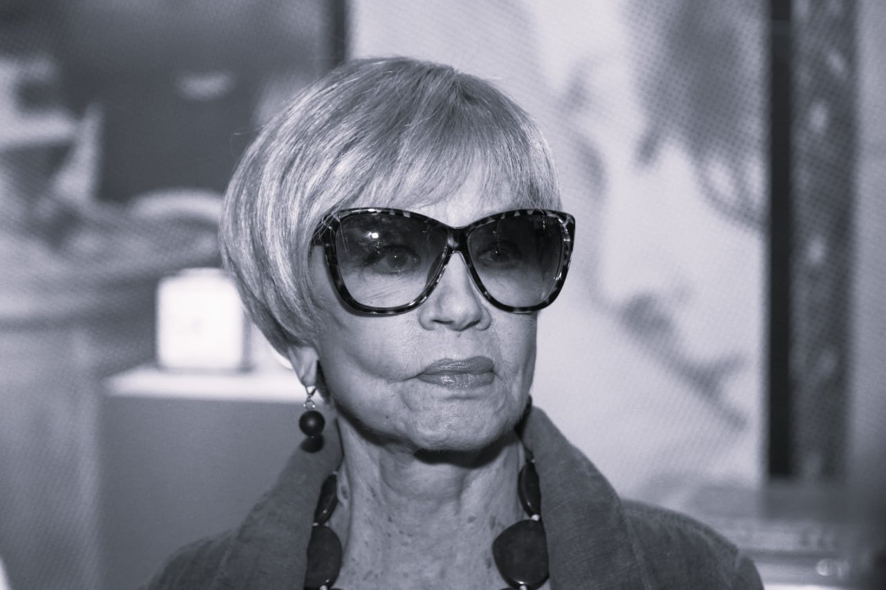 Народная артистка России Вера Алентова умерла в возрасте 83 лет сообщили в Театре имени Пушкина Случилось большое горе Не стало Веры Валентиновны Алентовой Она служила в Театре Пушкина 60 лет Наша скорбь безгранична Днем 25 декабря актриса посетила прощание с актером народным артистом Анатолием Лобоцким в театре имени Маяковского Во время церемонии ей стало плохо и ее передали врачам скорой помощи сообщало издание Msk1 Алентова дебютировала в кино в роли учительницы Лидии Фёдоровны в драматическом художественном фильме о советских летчиках истребителях Дни лётные 1965 Известность получила после выхода фильма режиссера Владимира Меньшова Москва слезам не верит 1979 в котором исполнила главную роль Екатерины Александровны Тихомировой В 1981 году кинолента была удостоена американской кинопремии Оскар в номинации Лучший фильм на иностранном языке Фото Belkin Alexey news ru Global Look Press РБК в Telegram и MAX