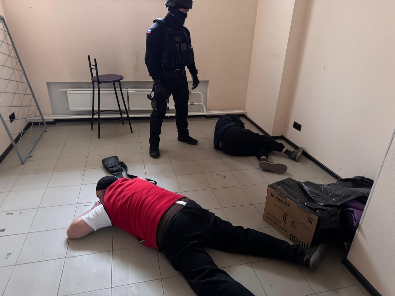 В Новосибирске раскрыли сеть подпольных казино Следственный комитет пресёк деятельность группы, которая организовала нелегальный игорный бизнес в обход закона. 28 мая оперативники провели рейд и задержали двух подозреваемых. Что было: подпольное казино работало через интернет с использованием игрового оборудования; в деле фигурирует ещё один неустановленный соучастник; изъято 60 единиц техники компьютеры, серверы и крупная сумма денег. Злоумышленникам грозит ч. 3 ст. 171.2 УК РФ незаконная организация азартных игр . Скоро суд решит, оставить ли их под стражей. Фото: СУ СК России по Новосибирской области