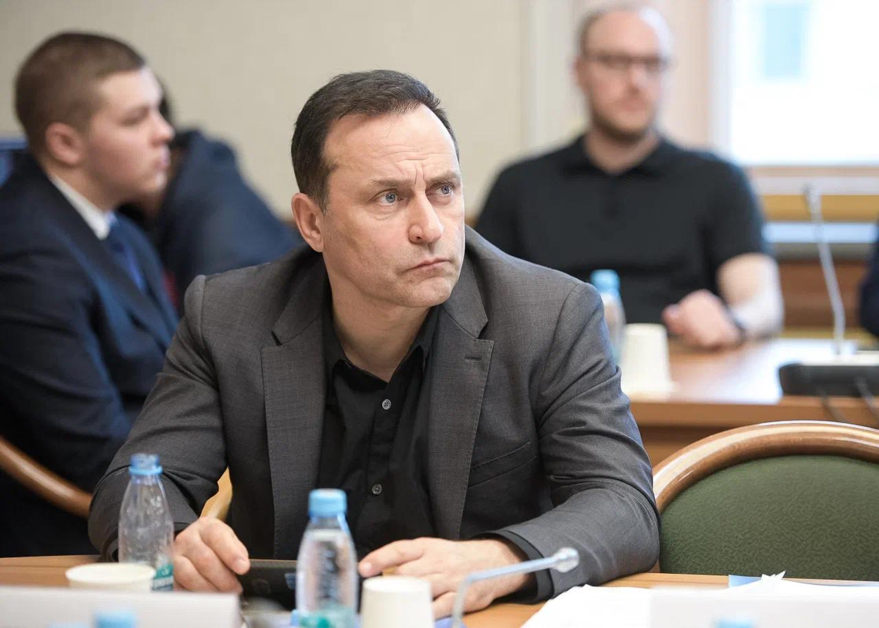 Дмитрий Свищёв поддержал ужесточение лимита на легионеров в РПЛ Депутат ЛДПР Дмитрий Свищёв прокомментировал инициативу Минспорта России установить новый лимит на иностранных игроков в Российской премьер-лиге — не более 10 легионеров в заявке и 5 на поле. По словам парламентария, мера направлена на выравнивание условий между клубами и поддержку отечественных спортсменов. «С точки зрения ситуации в стране и финансовых возможностей большинства клубов РПЛ нужно попытаться уравнять шансы команд. Сейчас не самое лучшее время в бизнесе и экономике. Ужесточение лимита можно принять как временную меру – хотя бы на год-два», — отметил Дмитрий Свищёв. Депутат добавил, что при стабилизации ситуации ограничения можно будет пересмотреть, но приоритет должен оставаться за развитием российских игроков. «Если уменьшить количество легионеров, может быть меньше зрелищности и интриг, зато появится больше возможностей для россиян, особенно молодых. Мы занимаемся российским спортом, а не бразильским и португальским», — подчеркнул парламентарий.