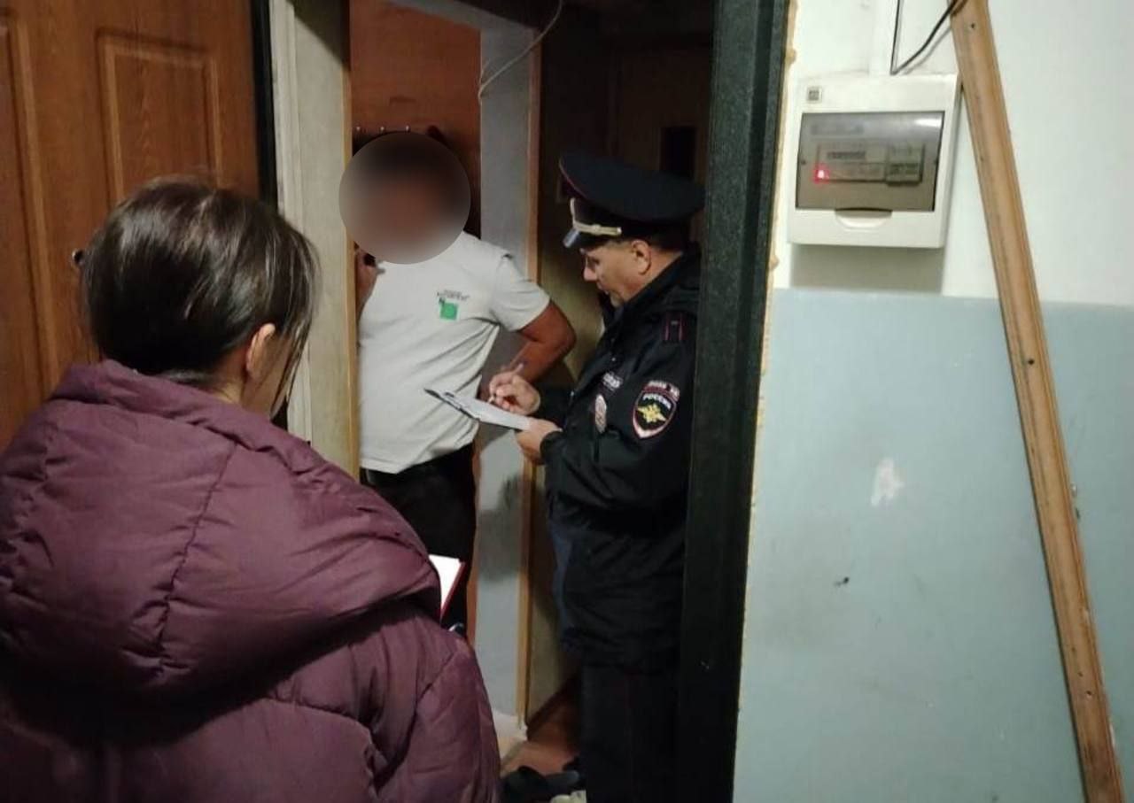 Рейды по выявлению нелегальной сдачи квартир проходят во Владивостоке Такие рейды будут проходить по всему городу Поводом для проверки стали поступающие сообщения о возможной незаконной сдаче жилья в аренду в этом доме Специалисты администрации города совместно с УМВД а также Инспекцией Федеральной налоговой службы провели рейд в Ленинском районе города по адресу Котельникова 17 Во время инспекции было выявлено несколько случаев сдачи в аренду квартир без договоров составлено четыре протокола когда собственники не уплачивают положенный с такого дохода налог Таких арендодателей налоговые органы пригласят для дачи пояснений и предоставления деклараций Арендодатели могут сократить свои налоговые расходы и при этом легализовать свой доход Для этого гражданин может зарегистрироваться в качестве самозанятого через мобильное приложение Мой налог Для этой категории налогоплательщиков налоговый режим предоставляет пониженные ставки 4 для сделок с физическими лицами и 6 для сделок с юридическими лицами сообщает администрации Владивостока Все адреса выявляются на основании поступающих жалоб от жителей города на телефон доверия 2614 253 Реклама Поддержать канал Остались вопросы