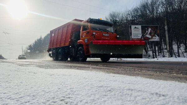 В Крым пришли заморозки.  Ночью температура на Ангарском перевале опустилась до -3 градусов, сообщил Крымавтодор.  "Под особым контролем — Ангарский перевал и перевал Грушевский. Покрытие сухое", – отметили там.   Оперативный Севастополь