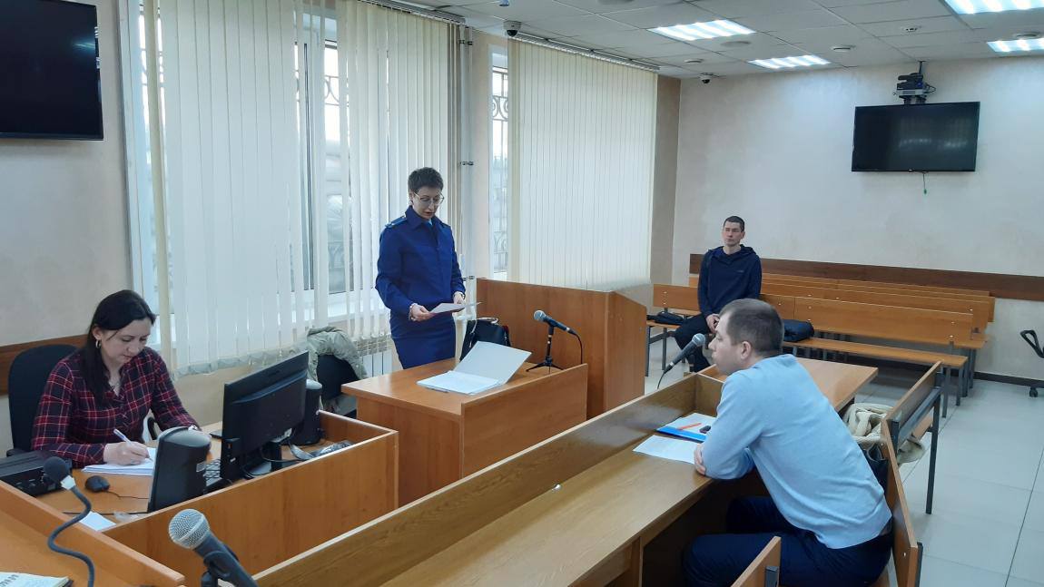 В Курске многодетный отец осужден за незаконное хранение и приобретение наркотических средств в крупном размере Приговором Кировского районного суда г. Курска местный житель признан виновным по ч. 2 ст. 228 УК РФ. Установлено, что в октябре 2024 года мужчина приобрел на территории г. Курска наркотическое средство в крупном размере. Однако вскоре он был задержан сотрудниками полиции, которые в ходе личного досмотра изъяли у него наркотическое средство. В судебном заседании было установлено, что на иждивении у подсудимого находятся пятеро детей в возрасте от 1 года до 15 лет. С учетом позиции государственного обвинителя Курской транспортной прокуратуры суд приговорил его к исправительным работам на срок 2 года с удержанием 10 % заработной платы в доход государства. Приговор не вступил в законную силу.