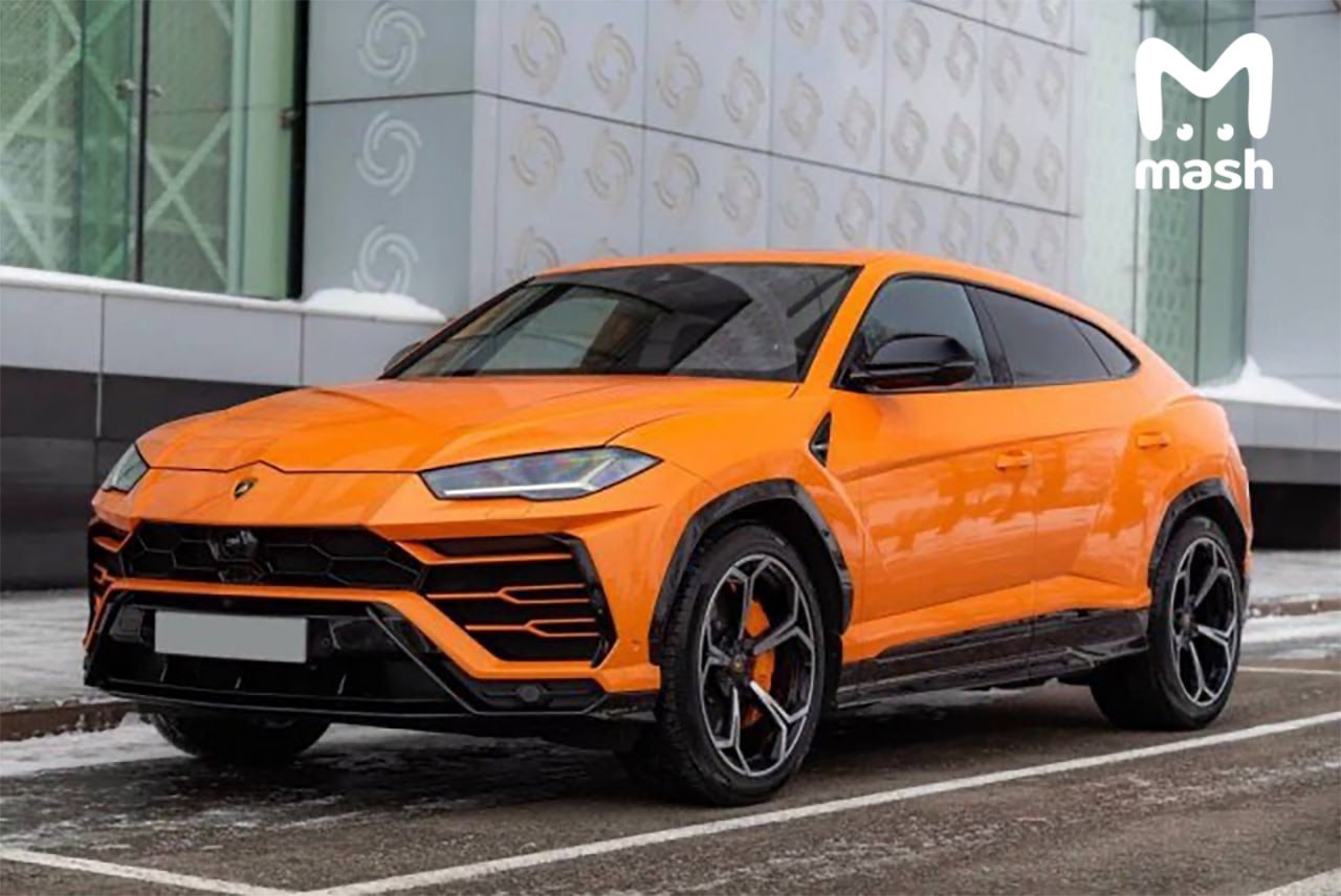 Блиновской разрешили продать её любимую "Ламбу" Urus в счёт налогового долга. Инстамарафонщица планирует выручить с продажи брички 38 млн — с её слов, все до копеечки отдаст в казну.   Защита добилась снятия ареста с автопарка Елены. Адвокаты просили разрешения продать машину, чтобы немедленно отправить выручку на долги. Сначала налоговики не соглашались, но наконец дали добро.   К концу года команда королевы марафонов планирует погасить как минимум 700 млн долгового бремени. Ради этого продают две квартиры в Москве, дом в "Миллениум Парке" и часть автопарка. И направят в казну часть пока ещё арестованных средств.  Тем временем, следствие по делу её супруга Блиновского приостановлено — на период действия его контракта с Минобороны.