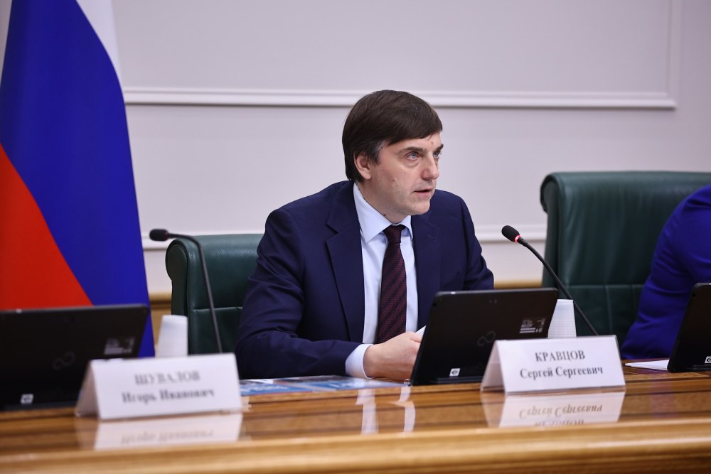 Сергей Кравцов представил проект макетов обложек единых учебников по обществознанию для 10 11 х классов Министр просвещения РФ Сергей Кравцов выступил на расширенном заседании Комитета Совета Федерации по науке образованию и культуре по вопросам обеспечения общеобразовательных организаций учебниками Заседание провела председатель комитета Лилия Гумерова