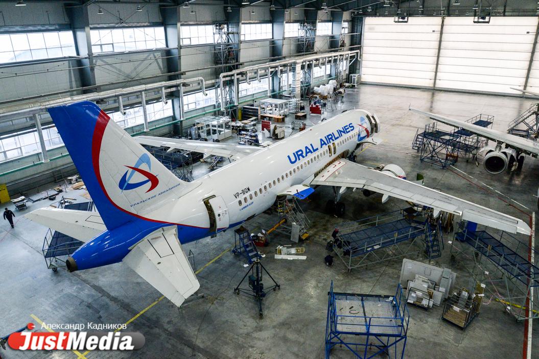 Октябрьский районный суд Екатеринбурга обязал Уральские авиалинии изменить правила возврата денег за билеты Как сообщили в пресс службе транспортной прокуратуры Свердловской области авиаперевозчик должен перестать требовать справку подписанную главврачом или завотделением и с их печатью Подобные документы сложно получить они нормативно не установлены При таких обстоятельствах пассажир заведомо лишен возможности оформить предусмотренный законодательством вынужденный возврат авиабилета в случае болезни сообщили в пресс службе транспортной прокуратуры Прежде чем обратиться в суд сотрудники транспортной прокуратуры проверили соблюдают ли Уральские авиалинии закон о защите прав потребителей Оказалось что авиаперевозчик создал лишний барьер для пассажиров которые хотели вернуть деньги за билеты в случае болезни Один из пассажиров компании пожаловался на правило авиаперевозчика в транспортную прокуратуру justmediaru