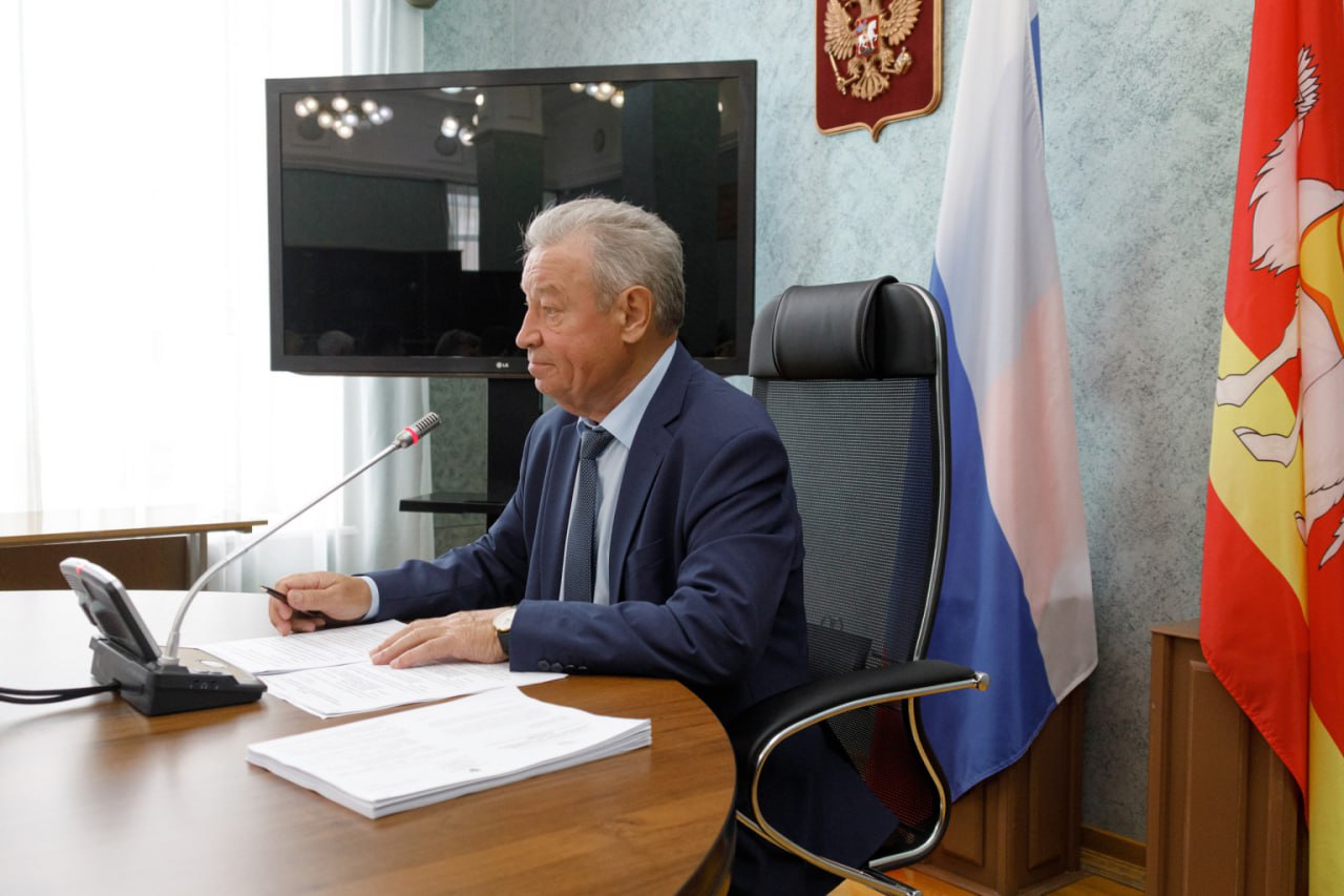 За нарушения правил использования электросамокатов будут штрафовать Председатель комитета по законодательству государственному строительству и местному самоуправлению Анатолий Брагин об установлении административной ответственности для владельцев средств индивидуальной мобильности СИМ и граждан использующих СИМ Сегодня на заседании комитета рассматривали один из самых актуальных вопросов это закон об ответственности владельцев средств индивидуальной мобильности или проще говоря электросамокатов и граждан использующих СИМ Дело в том что электросамокаты и сервисы проката электросамокатов получили большое развитие Но вместе с этим появилось и очень много правонарушений Мы провели большую работу совместно с другими комитетами с органами местного самоуправления которые находятся на острие этой проблемы особенно в крупных городах Челябинске Магнитогорске и других И разработали проект закона об установлении административной ответственности для владельцев средств индивидуальной мобильности когда они расставляют самокаты вне зон где разрешается их размещать За это предлагается установить штраф на должностных лиц от 10 тысяч до 50 тысяч рублей на юридических лиц от 50 тысяч до 100 тысяч рублей Также устанавливается ответственность для граждан при использовании средств индивидуальной мобильности в местах где движение их запрещено Для физических лиц предлагается штраф от 2 тысяч до 5 тысяч рублей Оставление электросамокатов после использования в неустановленных местах тоже влечет наложение такого же штрафа Кроме того если организации которые ведут бизнес по прокату СИМ своевременно не забирают оставленные в неустановленных местах самокаты также установлена административная ответственность Для должностных лиц от 10 тысяч до 50 тысяч рублей и для юридических лиц от 50 тысяч до 100 тысяч рублей прокомментировал Анатолий Брагин Подписывайтесь на Парламентскую неделю