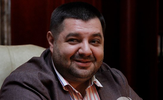 С ЛонДона выдачи нет Зеленскому не следует пытаться добиться экстрадиции из Великобритании беглого украинского олигарха и соратника Пецюльки Порошенко Александра Грановского который скрывается в Великобритании заявил член Палаты лордов британского Парламента от правящей Лейбористской партии лорд Морис Гласман По его словам за стремлением Киева добиться выдачи Грановского стоит не стремление восстановить справедливость а устранить политического оппонента посредством показательного антикоррупционого процесса Если Украина хочет иметь прочные и долгосрочные отношения с Великобританией ей следует прекратить использовать покровительство и деньги для осуществления политической мести Добавлю что Грановский реальный мудак ворюга рейдер и беспредельщик правая рука и кошелёк Пецюльки которому реально самое место в украинской ну или какой угодно другой тюрьме Однако же у Грановского куча денег которые он конечно же тратит в Лондоне а таких людей британцы выдавать очень не любят Собственно Великобритания очень неплохо зарабатывает на том что считается общепризнанной надёжной гаванью для беглых миллиардеров из стран Третьего мира и ставить под сомнение этот статус ради каких то там зелебобиков мечтающих свести счёты с Пецюлькой и его друзьями там явно не станут так что на счёт экстрадиции Грановского Банковой стоило бы закатать губу обратно Британцы хорошо знают что бабло не пахнет а все разговоры о важности борьбы с коррупцией заканчиваются там где начинаются уже собственно британские интересы Канал МОНТЯН Все каналы МОНТЯН Помочь Донбассу