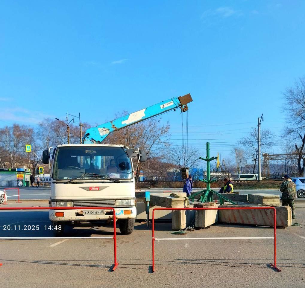 ПРАЗДНИК К НАМ ПРИХОДИТ   На Ленинской начали монтаж новогодней ёлки Фото подсмотрели у коллег сперва тоже не поверили Посмотрели камеру и правда елка Елка на Якорной площади традиционно первая вестница приближающихся праздников в Находке именно с неё начинается украшение города к Новому году В этом году устанавливать её начали на 2 недели раньше чем в прошлом году Монтаж конструкции займёт несколько дней В начале декабря появится елочка на Озерном бульваре а затем в городском парке Главная городская ёлка займёт свое место на набережной озера Солёного также в декабре  Сквозной проезд между Луначарского и Владивостокской перекрывать не будут а вот места для парковки в районе якорей временно станет ещё меньше Учитывая что парковки напротив музея теперь практически нет в ближайшие пару месяцев здесь будет Nakhodka Virtual