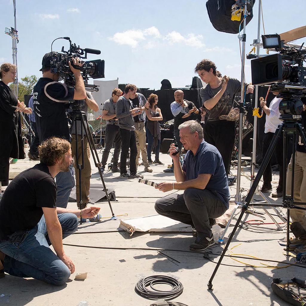 Кинопавильон полного цикла построят в Якутске Съёмочный комплекс станет ключевым объектом мастер плана столицы Республики Саха и будущим технологическим центром киноиндустрии Дальнего Востока и Арктики сообщают в Минвостокразвития Под одной крышей выстроят весь цикл кинопроизводства крупные съемочные павильоны XR сцену 360 цеха реквизиторские и зоны постпродакшена Отдельным элементом станет деревня декораций открытое пространство включённое в городскую набережную Проект обеспечит выпуск до 40 фильмов в год сделановроссии Подписывайтесь на Сделано в России