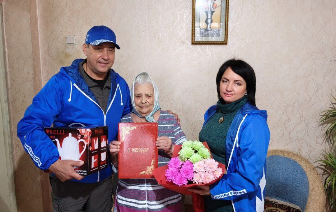 Долгожительница Волновахи глава округа поздравил юбиляршу с 90 летием Глава Волновахского муниципального округа Константин Зинченко поздравил Нину Григорьевну Мацегор с 90 летним юбилеем В адрес именинницы звучали теплые слова поздравлений Нина Григорьевна человек с богатой биографией ветеран труда СССР и вдова участника Великой Отечественной войны Ее жизненный путь пример стойкости трудолюбия и преданности своей Родине Поздравляя Нину Григорьевну с юбилеем мы хотели бы пожелать ей здоровья счастья и долгих лет жизни Пусть каждый новый день приносит радость и теплоту а её семья всегда будет рядом поддерживая и заботясь о ней поделился Зинченко в своем ТГ канале ВАРМСУ СМО ДНР Подписывайтесь ВАРМСУ СМО ДНР Подписывайтесь