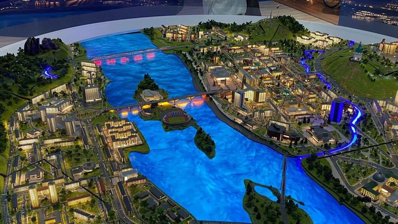 Красноярск оказался на 47 месте по доходам населения Аналитики посчитали что каждый житель получает по 68 тысяч Анализ провел Финансовый университет при правительстве РФ по данным исследованиям и статистики Эксперты оценивали душевой доход в городах с населением более 100 тысяч человек Красноярск оказался на 47 месте с душевым доходом в 68 тысяч рублей 23 относительно 2024 года Соседний Новосибирск оказался выше на 35 м с 70 тысячами 22 Первое место заняла Москва с душевым доходом в 105 тысяч рублей далее в топе следуют города Московской области Химки Одинцово и другие где доходы достигают 96 тысяч рублей Санкт Петербург занял 7 место 92 тысячи рублей Внизу рейтинга на 168 170 местах оказались Грозный Чечня Хасавюрт Дагестан и Кызыл Тыва где доходы 50 48 тысяч рублей Душевой доход показатель отражающий средний доход получаемый на одного человека В этот показатель входит зарплата соцвыплаты проценты по вкладам и другие поступления prmira news