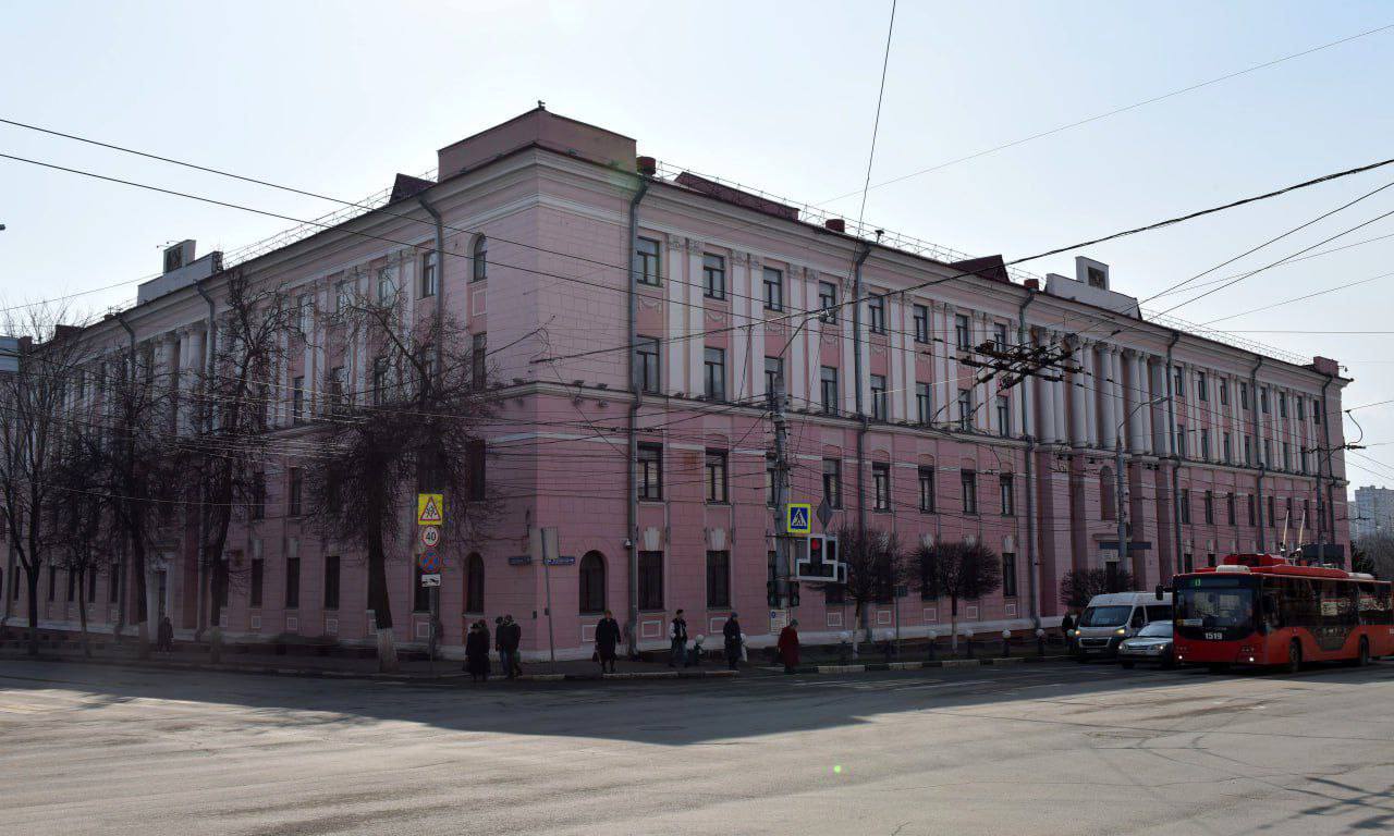 Брянский филиал Сеченовки наберет на первый курс около 400 студентов Бюджетных мест — 125. В медвуз будут набирать студентов по четырем направлениям: лечебное дело, фармация и педиатрия, и стоматология. Бот для новостей и фото: Бря — медиа о Брянске, его людях и местах