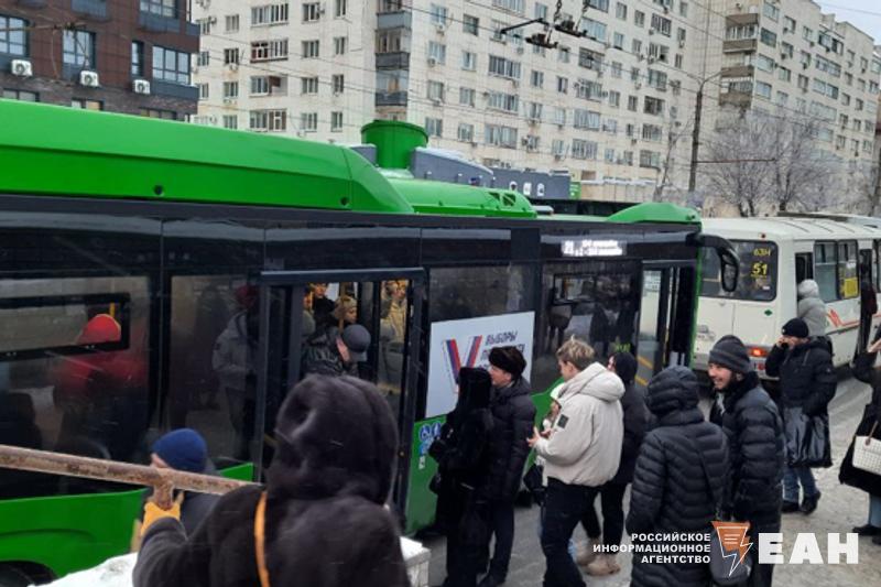 Из за капитального ремонта трамвайных путей в Челябинске изменили схему движения автобуса 8 По пути с северо запада он в ближайшие дни не сможет ходить через цирк В связи с капитальным ремонтом трамвайных путей с 9 00 23 августа ориентировочно до 6 00 26 августа закрывается проезд по северной части перекрестка Кирова Братьев Кашириных Автобус 8 го маршрута не сможет поворачивать с Братьев Кашириных на Кирова в сторону Теплотехнического института рассказали представители оператора перевозок На время ограничения движения автобус будет направлен по трассе Академика Королева Братьев Кашириных Каслинская Калинина Кирова проспект Победы Мамина В обратном направлении он поедет без изменений Подписаться на канал ЕАН Челябинск