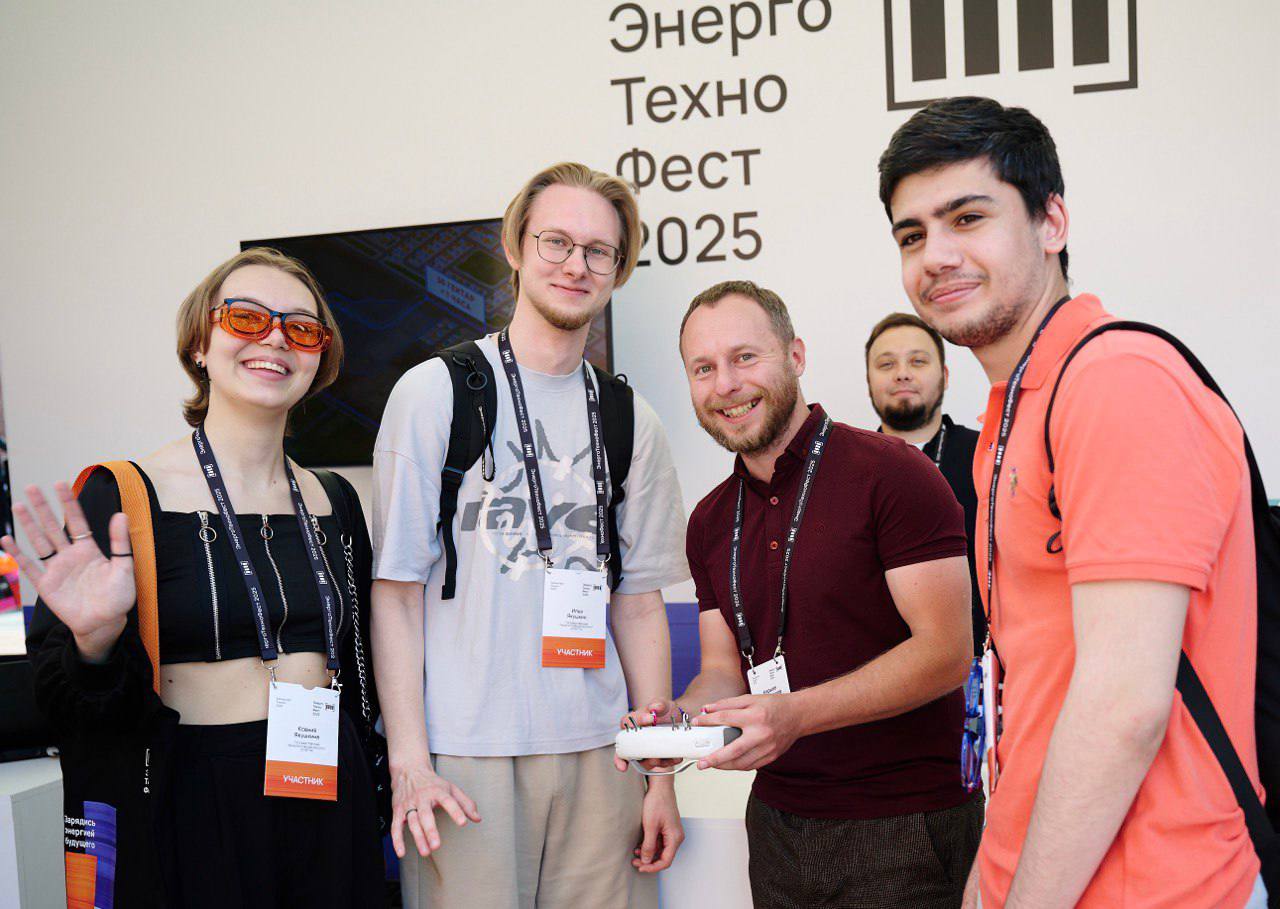 В Петербурге сегодня прошел «ЭнергоТехноФест» — крупнейший в России open-air для технологических предпринимателей в энергетике. Событие собрало более 4000 участников из России и стран Ближнего Востока.   Молодые ученые кластера индустриальных разработок представили заказчикам свои разработки:  – роботы-инспекторы для промышленной инфраструктуры,  – ПО для контроля строительства, – новые материалы.  На фестивале традиционно подводят итоги инкубатора студенческих проектов. В этом году заявились 165 инноваторов. Победителями стали студенты МЭИ с проектом «ПРОТЕПЛОТЕХ» — системой жидкостного охлаждения серверов. Авторы разработки получили грант в 1 млн рублей от «Газпром нефти».   Фестиваль входит в экосистему «Энерготехнохаба Петербург» с капитализацией 2 млрд рублей и десятками технологических бизнесов. Инженерный кластер компания развивает совместно с правительством Санкт-Петербурга.