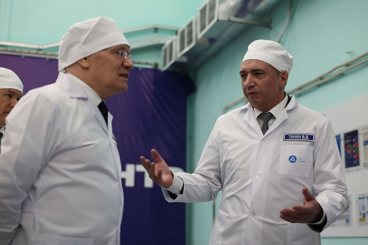 В Железногорске состоялся запуск второй очереди Опытно-демонстрационного центра по переработке облученного ядерного топлива  На Горно-химическом комбинате введен в эксплуатацию второй комплекс Опытно-демонстрационного центра  ОДЦ  по переработке отработавшего ядерного топлива  ОЯТ . Второй комплекс является промышленным модулем  первый был экспериментальным . Его ключевая задача, кроме переработки ОЯТ — получение исходных данных и проверка уникального оборудования для проектирования завода по переработке ОЯТ большой мощности.   На церемонии запуска генеральный директор госкорпорации «Росатом» Алексей Лихачев отметил: «Запуск второй очереди ОДЦ — это важная часть нашей большой работы по созданию в Красноярском крае целого кластера, который будет участвовать в замыкании ядерного топливного цикла. Как и в других направлениях развития ядерных технологий, Россия становится здесь первопроходцем: впервые в мире мы осуществляем в промышленном масштабе замыкание ядерного топливного цикла за счет существенного снижения доли природного урана и повторного использования продуктов переработки отработавшего ядерного топлива. В ближайшие десятилетия Опытно-демонстрационный центр на Горно-химическом комбинате станет для всей атомной отрасли одним из ключевых звеньев в процессе перехода к атомным энерготехнологиям IV поколения. После выхода второй очереди ОДЦ на проектную мощность завод сможет перерабатывать порядка 200 тонн ОЯТ в год. С учетом возможностей по переработке производственного объединения «Маяк» и запланированных нами новых производств, это позволит России обеспечить старт работы энергосистем IV поколения в ближайшие 15 лет».    Подписывайтесь на «Росатом»   Оставляйте «бусты» #новость #ГХК