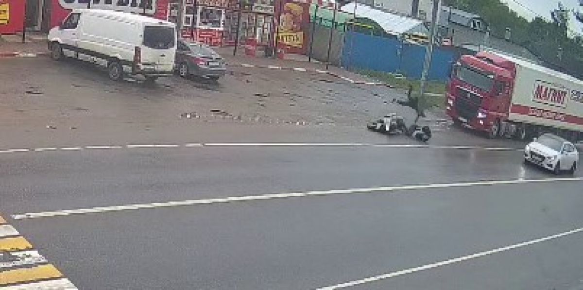В деревне Большие Калмыки произошла авария с участием мотоциклиста и пешехода В Тульской области в деревня Большие Калмыки на улице Центральная мотоциклист не справился с управлением и сбил пешехода. Кадрами произошедшего с нами поделились наши читатели. ↗ Прислать новость Подписаться