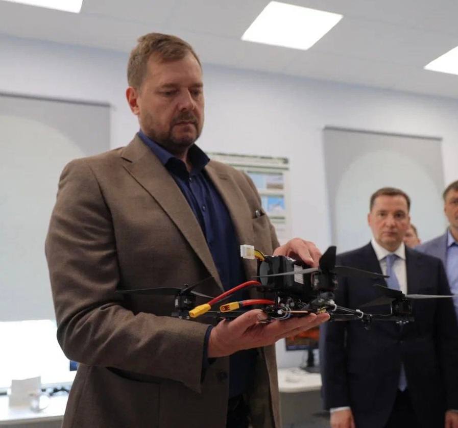Посетил IT-парк «Цифровая Арктика», в котором ведутся ключевые разработки для развития отраслей экономики Архангельской области. На базе IT-парка развернут большой производственный цех беспилотных летательных аппаратов, договорились объединить усилия вузов наших регионов в этом направлении. Отдельно ознакомился с проектом по цифровизации процессов лесопользования и с виртуальным навигационным тренажером по управлению и маневрированию судами. Вся эта большая научная и образовательная база позволяет готовить узкопрофильных специалистов, внедрять научные разработки непосредственно на предприятиях.