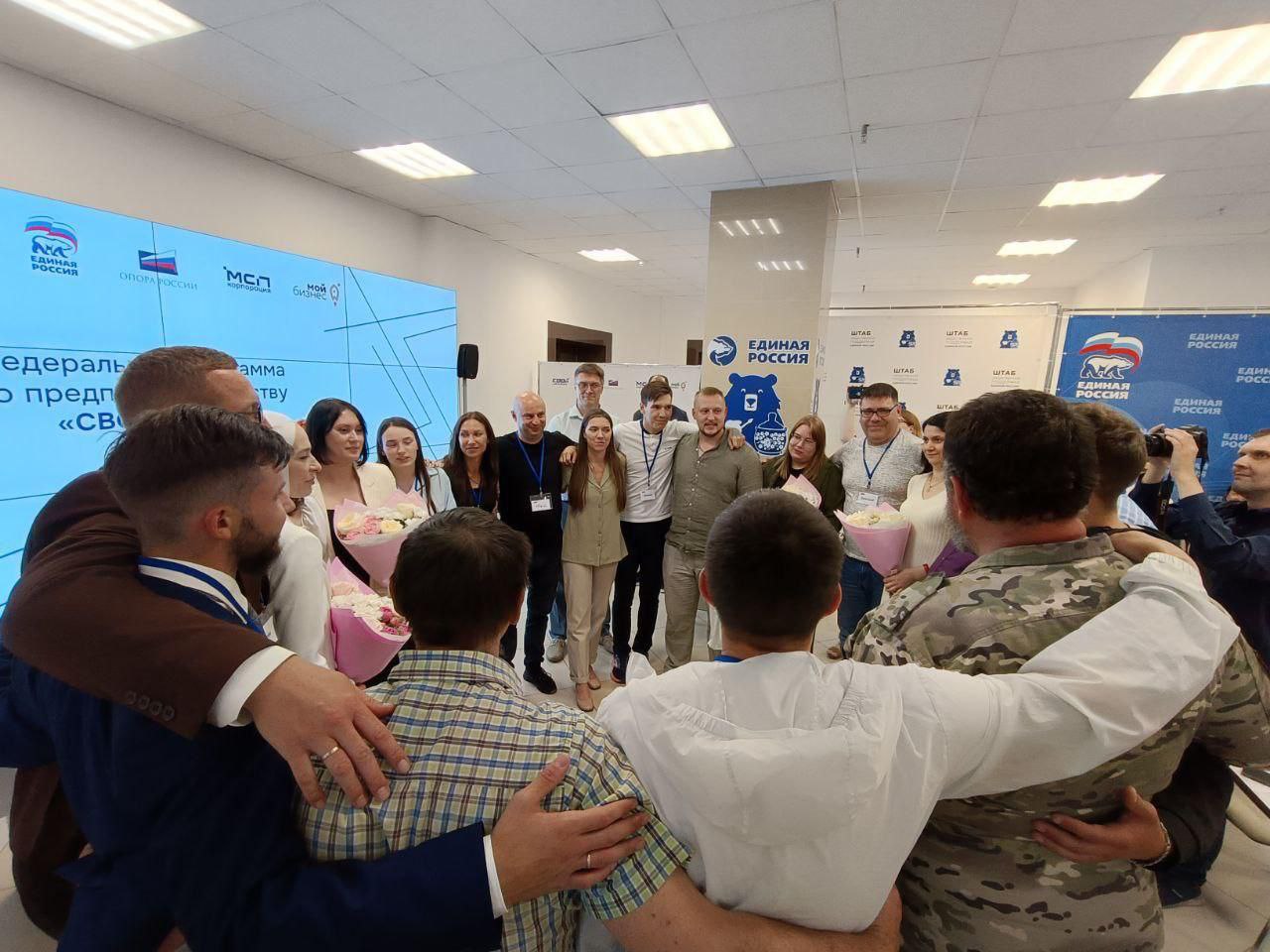 Еще в двух регионах завершился образовательный проект «СВОй бизнес» Партии «ЕДИНАЯ РОССИЯ», «ОПОРЫ РОССИИ» и Корпорации МСП при участии региональных властей   Проект «СВОй бизнес» активно масштабируется по всей стране. Сегодня сразу в двух регионах — Нижегородской и Тамбовской областях свои бизнес-проекты защитили и получили сертификаты о прохождении обучения участники СВО и члены их семей. Всего за время реализации проекта обучение уже прошли более 200 ветеранов спецоперации вместе со своими близкими.   К проекту также подключились партнеры — Сбер и ПСБ, которые также будут оказывать менторскую поддержку авторам лучших бизнес-проектов, помогать в их реализации и старте предпринимательского пути.   Активную поддержку участникам проекта «СВОй бизнес»  оказывают региональные отделения «ОПОРЫ РОССИИ» —  в Нижегородской области под председательством Ирины Садовниковой и  Тамбовской области под председательством Ларисы Сенниковой под запросы участников была подготовлена большая практическая программа с бизнес-визитами на предприятия членов «ОПОРЫ РОССИИ», чтобы на практике понять, как работает бизнес.  Проект «СВОй бизнес» не заканчивается вручением сертификатов, он только начинается. С участниками мы остаемся на связи — будем сопровождать на всех этапах. Каждый из выпускников получил необходимые знания для старта, наставников в лице реальных предпринимателей из различных отраслей экономики. Мы #СВОихНеБросаем. Уже на следующей неделе образовательный проект пройдет на Урале — в Челябинской области. Буду лично принимать участие и делиться опытом с участниками СВО и членами их семей.