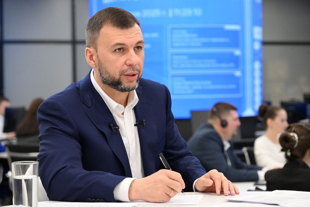 Решение о закрытии рынка «Аквилон» в Киевском районе Донецка еще не принято Как рассказал Глава ДНР Денис Пушилин в ходе прямой линии, мнения дончан по этому вопросу разделились, поэтому будут проводиться дополнительные опросы жителей. "Если будет принято рынок переносить в какое-то другое место, то будет предоставлена возможность для всех кто там торгует", – сообщил он. По словам главы городского округа Донецк Алексея Кулемзина, нынешний вид рынка не соответствует российскому законодательству. Также был проведен поквартирный опрос жителей, в ходе которого порядка 70% опрошенных, по его словам, поддержали идею обустройства на этом месте сквера. Фото: Администрация Главы ДНР