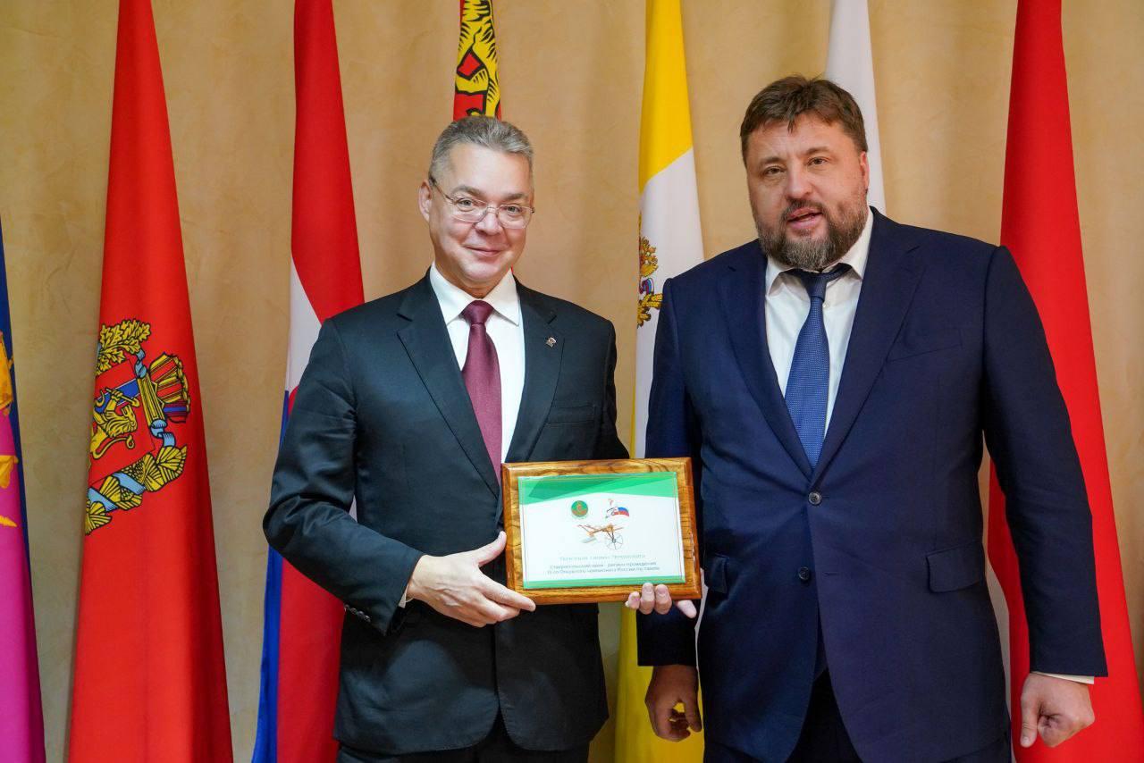 Ставрополье впервые примет российский чемпионат по пахоте в 2026 году Ставропольский край впервые станет площадкой проведения российского чемпионата по пахоте в 2026 году Подготовка к мероприятию обсуждалась в Москве на рабочей встрече губернатора региона Владимира Владимирова с генеральным директором компании Росагролизинг Павлом Косовым Во время встречи глава компании передал Ставрополью символический плуг знак подтверждающий право региона на проведение престижного соревнования