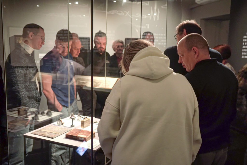 Героям Приморья рассказали об истории и природе родного края Образовательная программа кадрового проекта Герои Приморья который появился по инициативе губернатора Олега Кожемяко предусматривает не только обучение навыкам госуправления На днях для курсантов организовали экскурсии в музей заповедник истории Дальнего Востока им В К Арсеньева и Приморский океанариум Понимание истории региона и ощущение причастности крайне важно для всякого человека тем более для управленца Поэтому наш музей взаимодействует с программой Минвостока по подготовке кадров Муравьев Амурский 2030 Искренне рад и горд что теперь началось такое же взаимодействие с краевой программой Герои Приморья отметил руководитель музея имени Арсеньева Виктор Шалай В музее курсанты осмотрели выставки посвященные освоению Россией тихоокеанских берегов а в Приморском океанариуме ознакомились с уникальным биоразнообразием дальневосточных морей Приморский край сразу поразил меня своей богатой природой своей культурой огромным потенциалом и возможностями для дальнейшей жизни и развития Естественно чтобы жить и работать в регионе нужно знать его историю рассказал участник программы Герои Приморья Дмитрий Белослудцев Кадровая программа сформировалась при непосредственном участии Олега Кожемяко который не только принимал организационные решения но и непосредственно участвовал в формировании образовательных модулей После завершения образовательного курса в августе 2026 года участники программы будут трудоустроены в органы власти и стратегические предприятия региона