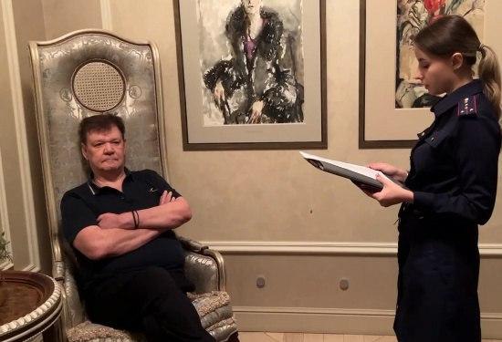 Главу Сибиряка Владимира Егорова выпустили из СИЗО из за болезни Об этом сообщает пресс служба судов Красноярского края Короля госзаказа изменили меру пресечения на запрет определенных действий Егорову нельзя будет общаться со свидетелями по делу Защита бизнесмена предоставила в суд медицинское заключение о тяжелом заболевании с которым нельзя находиться под стражей Чем болен Владимир Егоров неизвестно ТВК