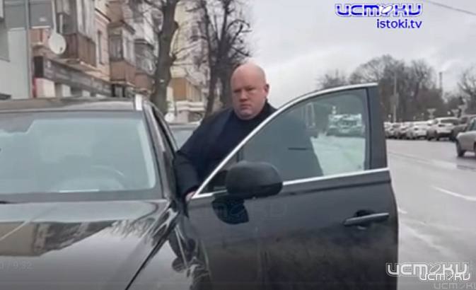 Главу города Мценска Орловской области Николая Кочетаева уволили в связи с утратой доверия после проверки межрайонной прокуратуры. Одной из причин стал автомобиль Genesis GV80, которым пользовался Николай Кочетаев. Иномарка была оформлена в лизинг на ООО «Стандарт». Директор этой компании - супруга Кочетаева. В мае прошлого года глава города получил автомобиль в безвозмездное пользование по договору с женой. Кроме того, «Стандарт» — управляющая компания, курирующая 45 многоквартирных домов с 113 муниципальными квартирами, находящимися под контролем Управления муниципальным имуществом, подотчетного мэру, что напрямую влияет на интересы организации. Жалобы от горожан на ненадлежащее содержание домов поступали с завидной регулярностью, однако Управление ЖКХ администрации города не проводило проверку работы компании. Более того, четыре ответа на жалобы были подписаны самим Николаем Кочетаевым. Прокуратура Орловской области заявила, что об указанных фактах комиссия по урегулированию конфликта интересов главой Мценска уведомлена не была, а это противоречит требованиям антикоррупционного законодательства. Надзорное ведомство направило во Мценский горсовет представление об устранении нарушений, однако 18 апреля представление было отклонено. Тогда прокурор направил в суд иск об обжаловании решения Мценского городского Совета, признании незаконным бездействия главы Мценска по непринятию мер к урегулированию и предотвращению конфликта интересов, установлении факта наличия конфликта интересов между главой города и директором ООО «Стандарт» и о досрочном прекращении полномочий главы города Мценск в связи с утратой доверия. Требования прокуратуры были удовлетворены.
