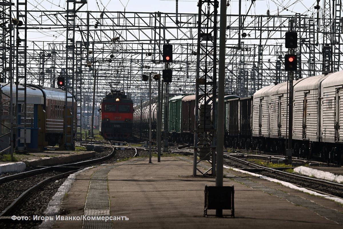 Участники рынка министерства и ОАО РЖД обсуждают решение проблемы из за которой предприятия непрерывного цикла ПНЦ не могут получить положенный приоритетный доступ к инфраструктуре выяснил Ъ Например когда грузоотправителем выступает не входящая в перечень непрерывных компания а оператор даже если последний входит с ней в одну группу Перечень ПНЦ утвержден весной 2025 года и включает крупнейшие компании металлургического химического и нефтегазового комплексов Пока для решения проблемы рассматривается наделение приоритетом экспедиторов обслуживающих непрерывно действующие предприятия Ъузнал