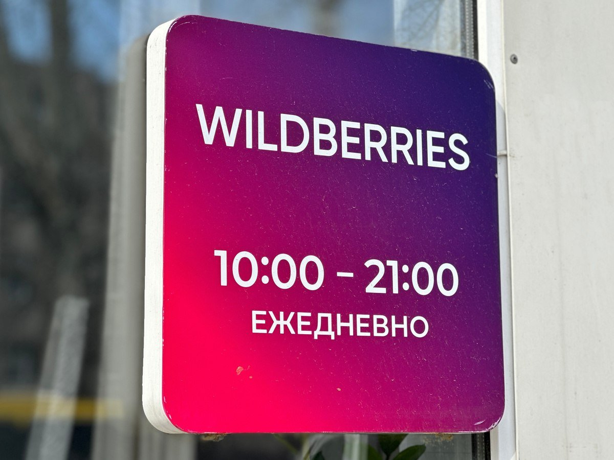 В Невинномысске завершилось строительство логистического комплекса Wildberries площадью 94 тыс. кв. метров. Склад полностью введен в эксплуатацию, сообщили РБК Кавказ в пресс-службе объединенной компании Wildberries и Russ.  Площадь под стеллажные конструкции для хранения товаров на складе превышает 10 тыс. кв. м, вместимость стеллажей — 16,5 млн единиц товаров. В ноябре 2024 года будет введено в эксплуатацию дополнительно 16,3 тыс. кв. м. Общая площадь стеллажного хранения составит 44 тыс. кв. м, на которых будут размещены 45 млн единиц товаров.  «Логистический объект в Ставрополье позволит обеспечить занятость и высокий доход для 3-5 тысяч жителей региона, а также будет способствовать еще более активному развитию малого и среднего предпринимательства в регионе — продавцы смогут выгоднее делать поставки на склад, снижая затраты на логистику до других объектов, и увеличивать свои обороты», — говорится в сообщении компании.