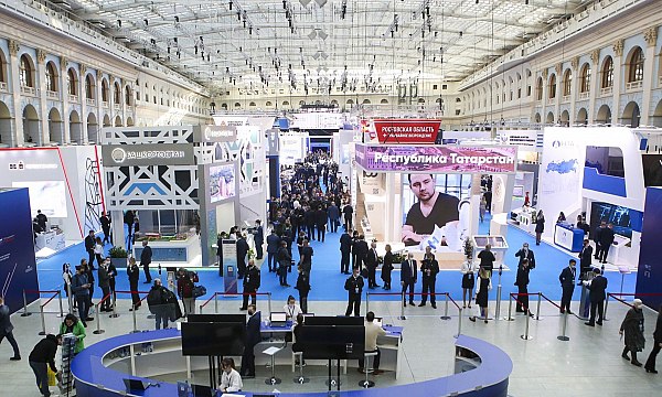 Росавиация принимает участие в на форуме и выставке Транспорт России Росавиация и ее подведомственные организации Госкорпорация по ОрВД Администрация гражданских аэропортов аэродромов ГосНИИГА и Аэропроект представили объединенную экспозицию на тему развития опорной сети аэродромов на форуме и выставке Транспорт России Об этом сообщает AVIA RU со ссылкой на данные Росавиации Тема выставочного стенда реализация федпроекта Развитие опорной сети аэродромов в составе нацпроекта Эффективная транспортная система Его ключевая цель создание единой системы региональных воздушных гаваней отвечающих международным стандартам качества и безопасности В рамках проекта до 2030 года запланированы работы по реконструкции и строительству не менее 75 аэродромов aviaru net n289872